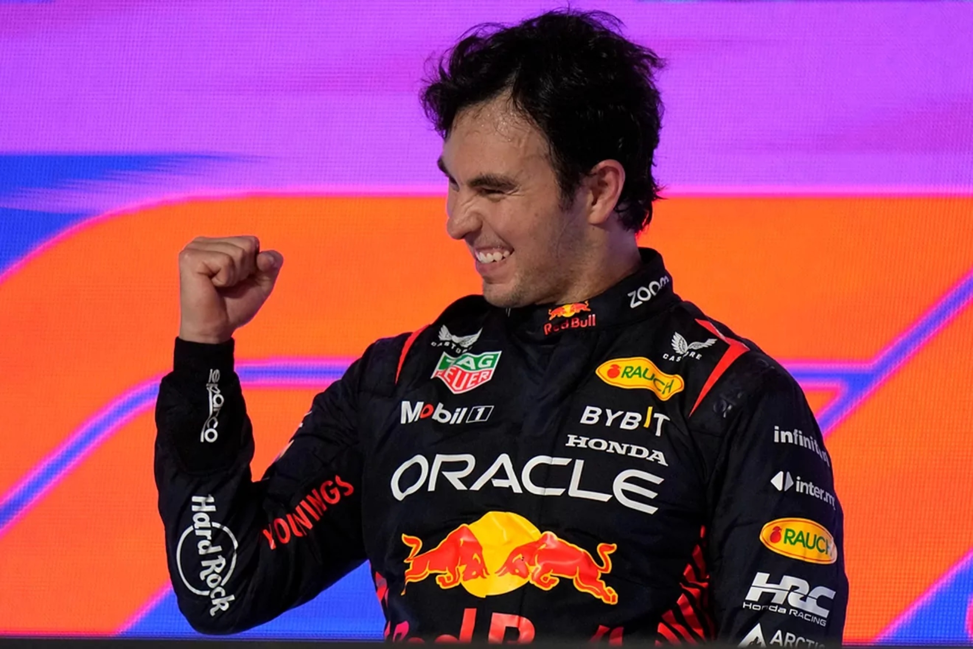 Checo P�rez celebra un triunfo con Red Bull