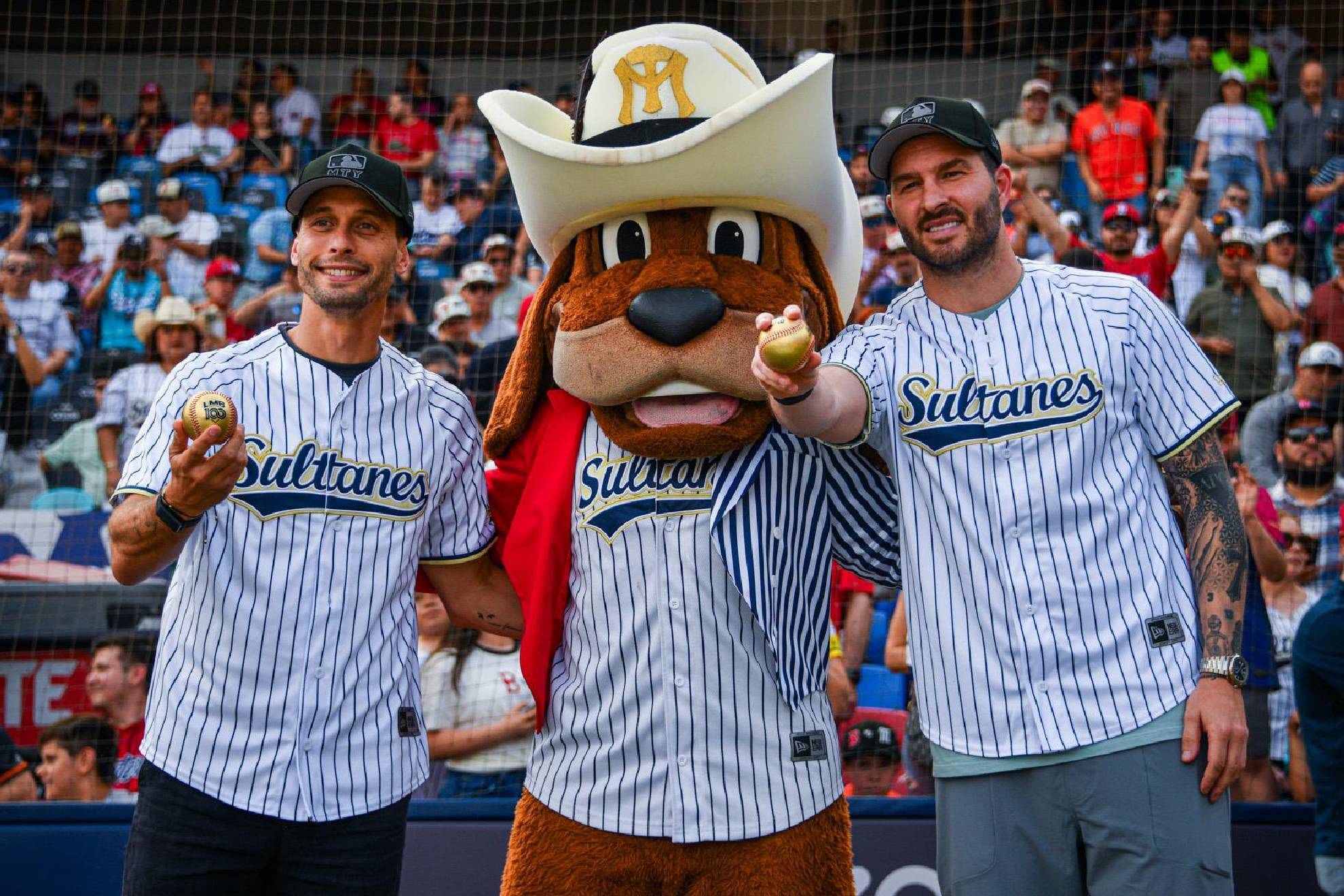 Gignac enamora a M�xico al entonar el himno a todo pulm�n en juego de Sultanes