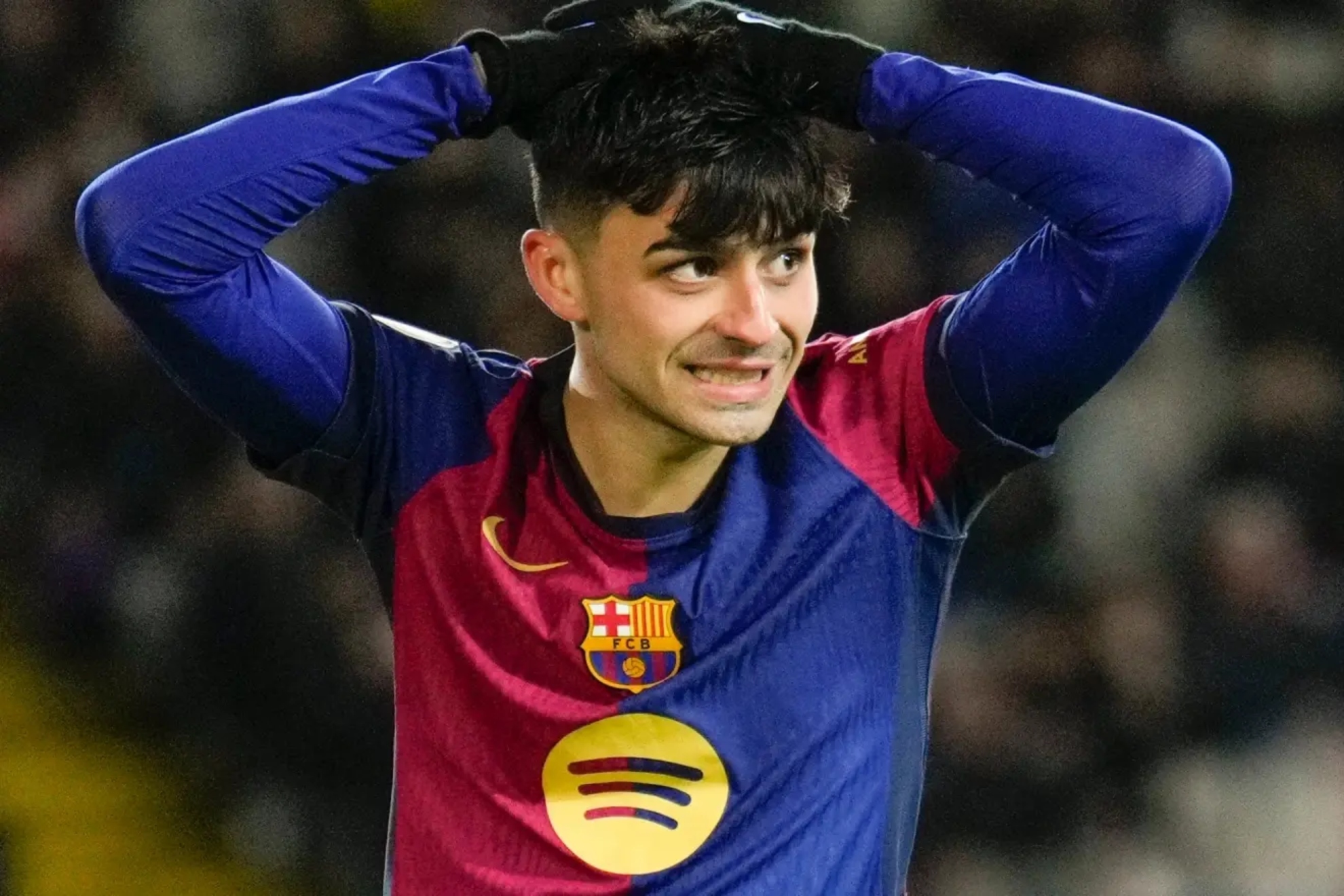 Pedri, durante un partido con el Barcelona