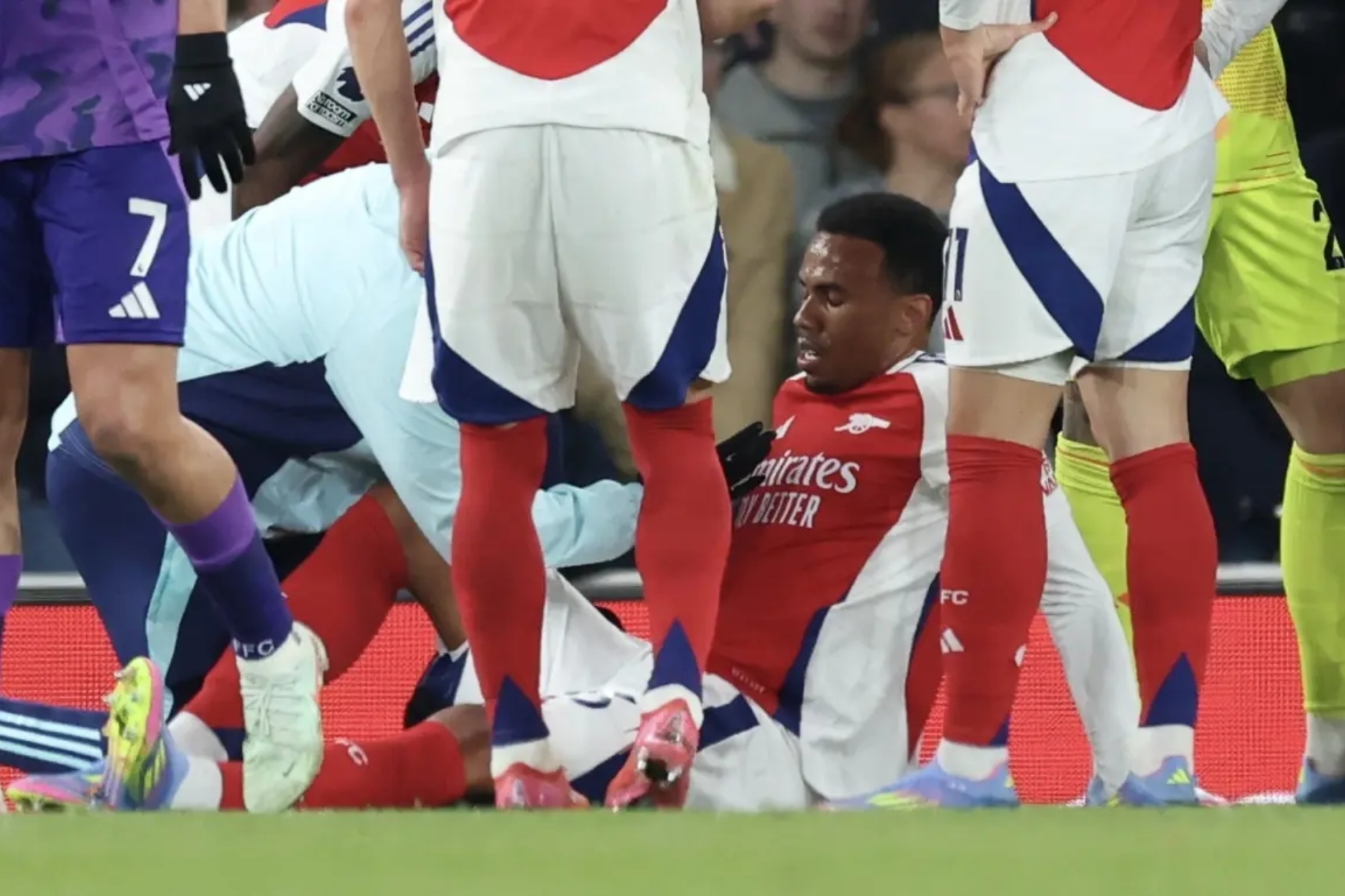 Gabriel es atendido tras caer lesionado