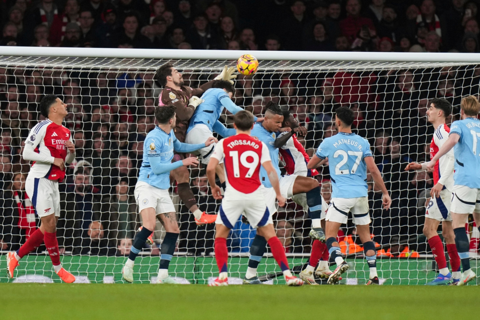 Im�genes de un partido entre el Arsenal y el City