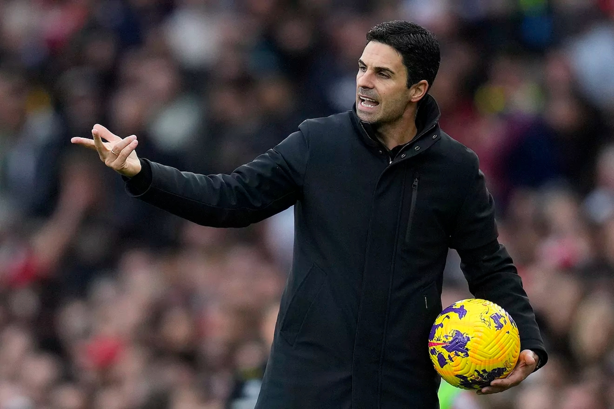 Arteta da instrucciones durante un partido del Arsenal