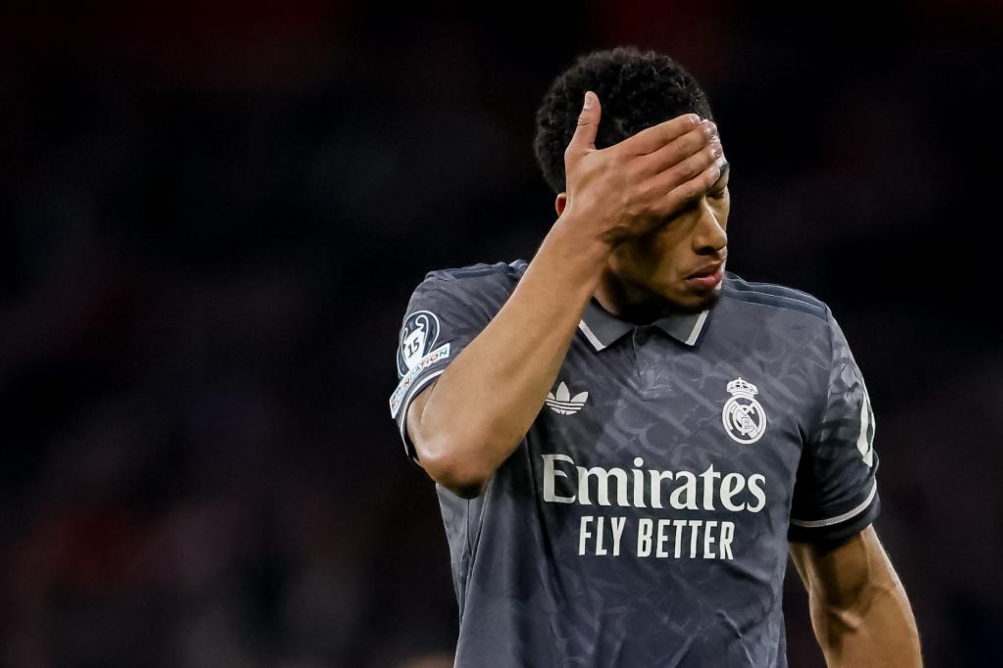 Jude Bellingham se toca la frente durante la derrota del Real Madrid ante el Arsenal.