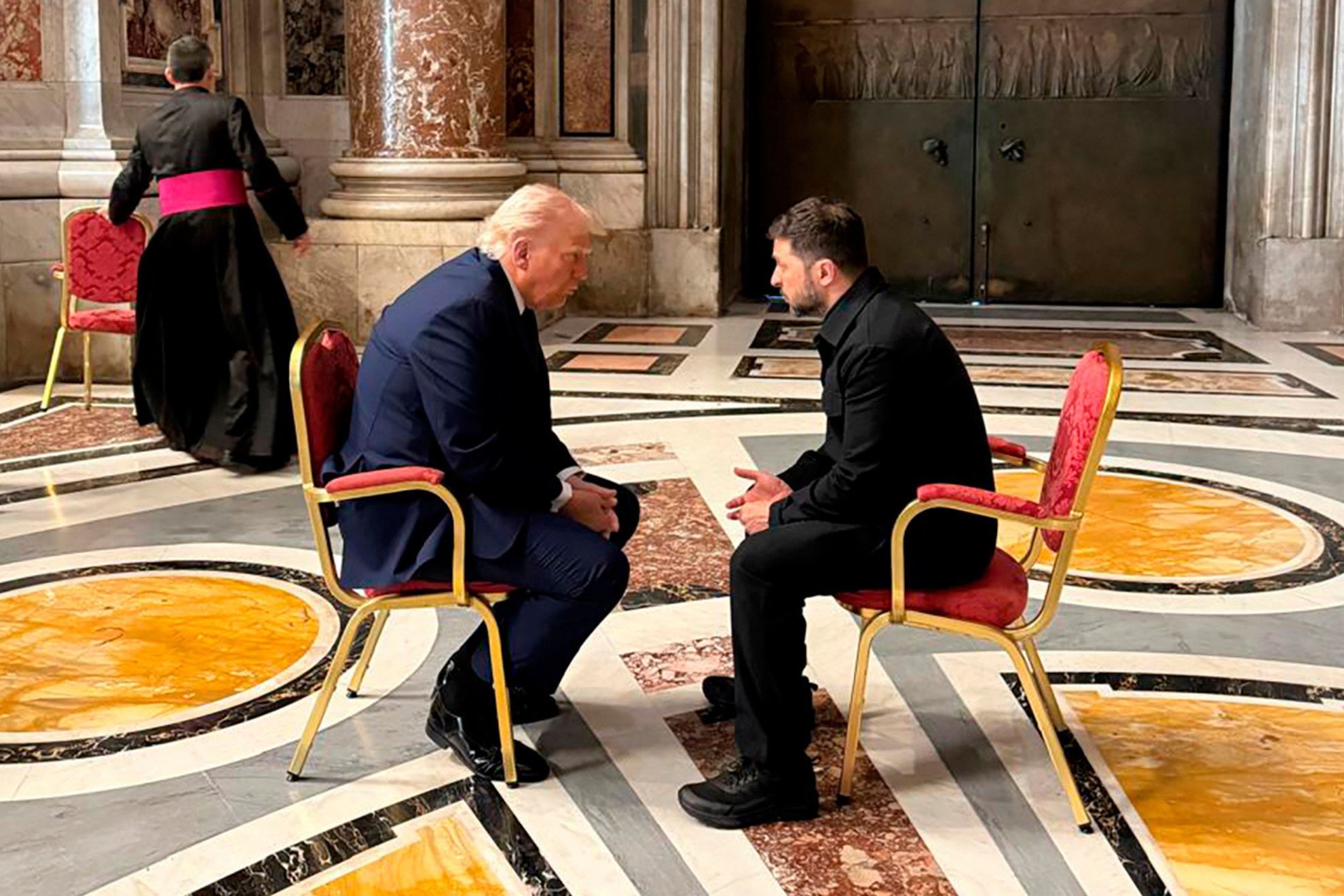 La inesperada reuni�n de Trump con Zelenski en funeral del papa Francisco: Con amenaza a Putin
