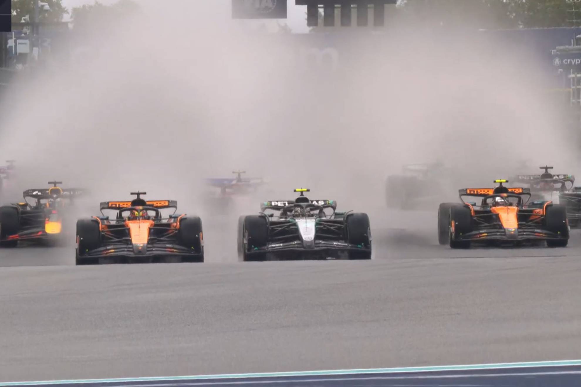 Antonelli perdi� la punta desde la largada ante los McLaren