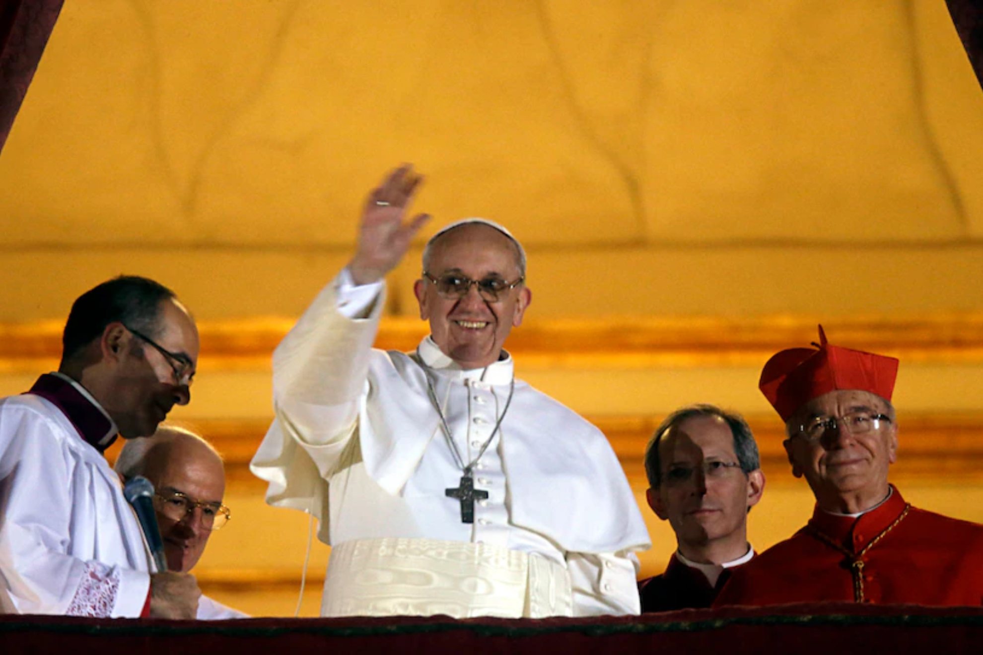 Francisco saluda desde San Pedro el d�a que fue elegido.