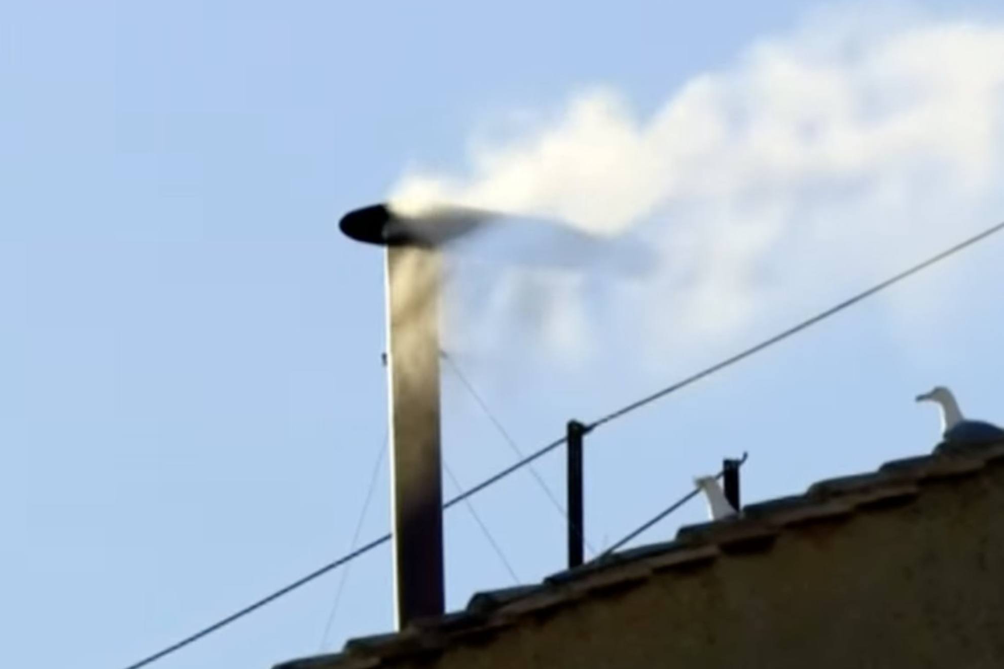 As� se vio la fumata blanca para anunciar que hay nuevo papa en la Iglesia Cat�lica