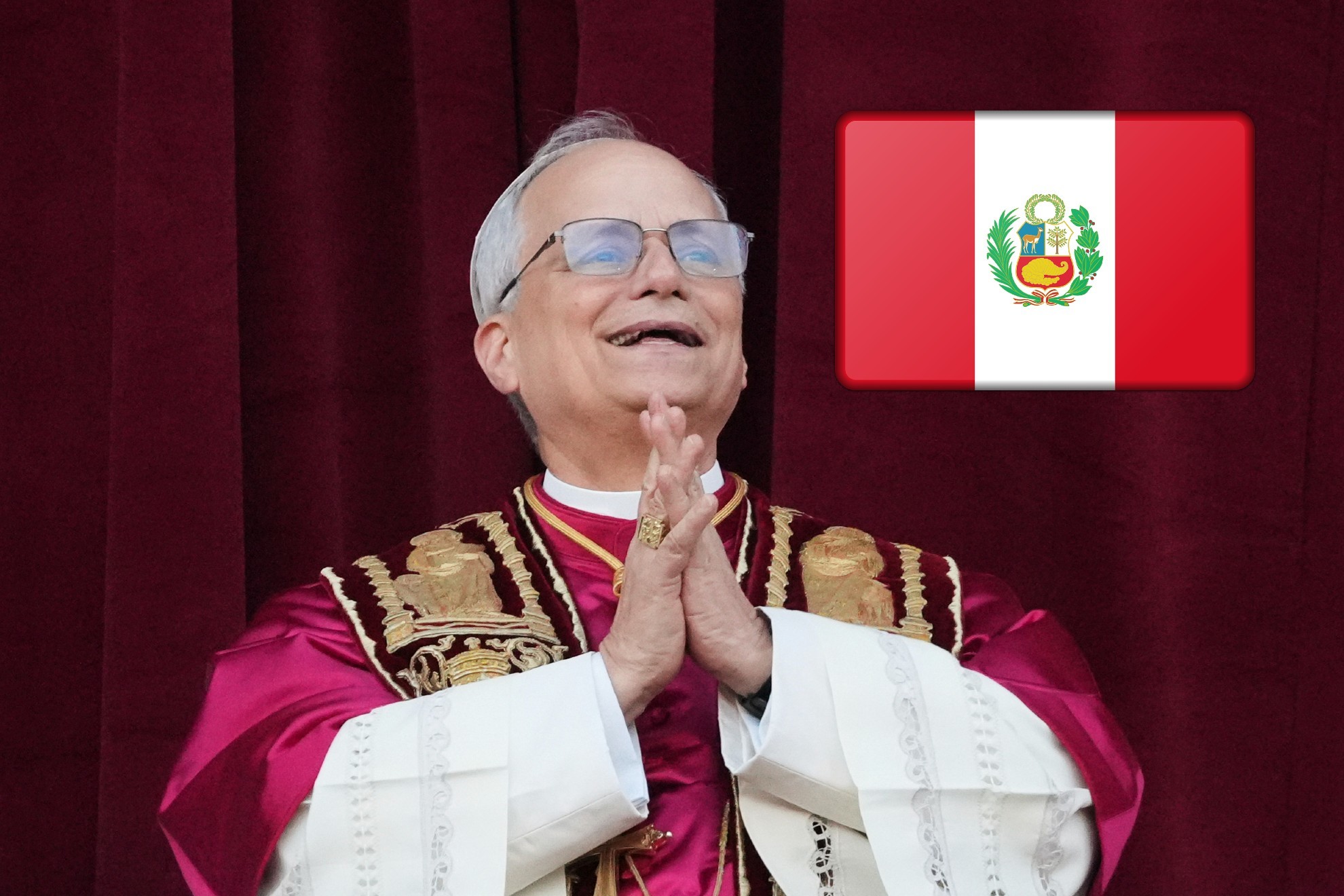 El papa Le�n XIV en el balc�n agradeciendo a mil es de fieles en la Plaza de San Pedro  en el Vaticano.