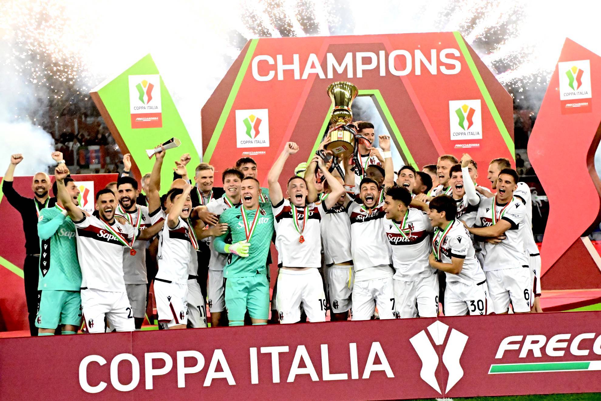 �C�mo qued� Milan vs Bologna? Santiago Gim�nez entra de cambio, pero Bologna es CAMPE�N de la Final Copa Italia