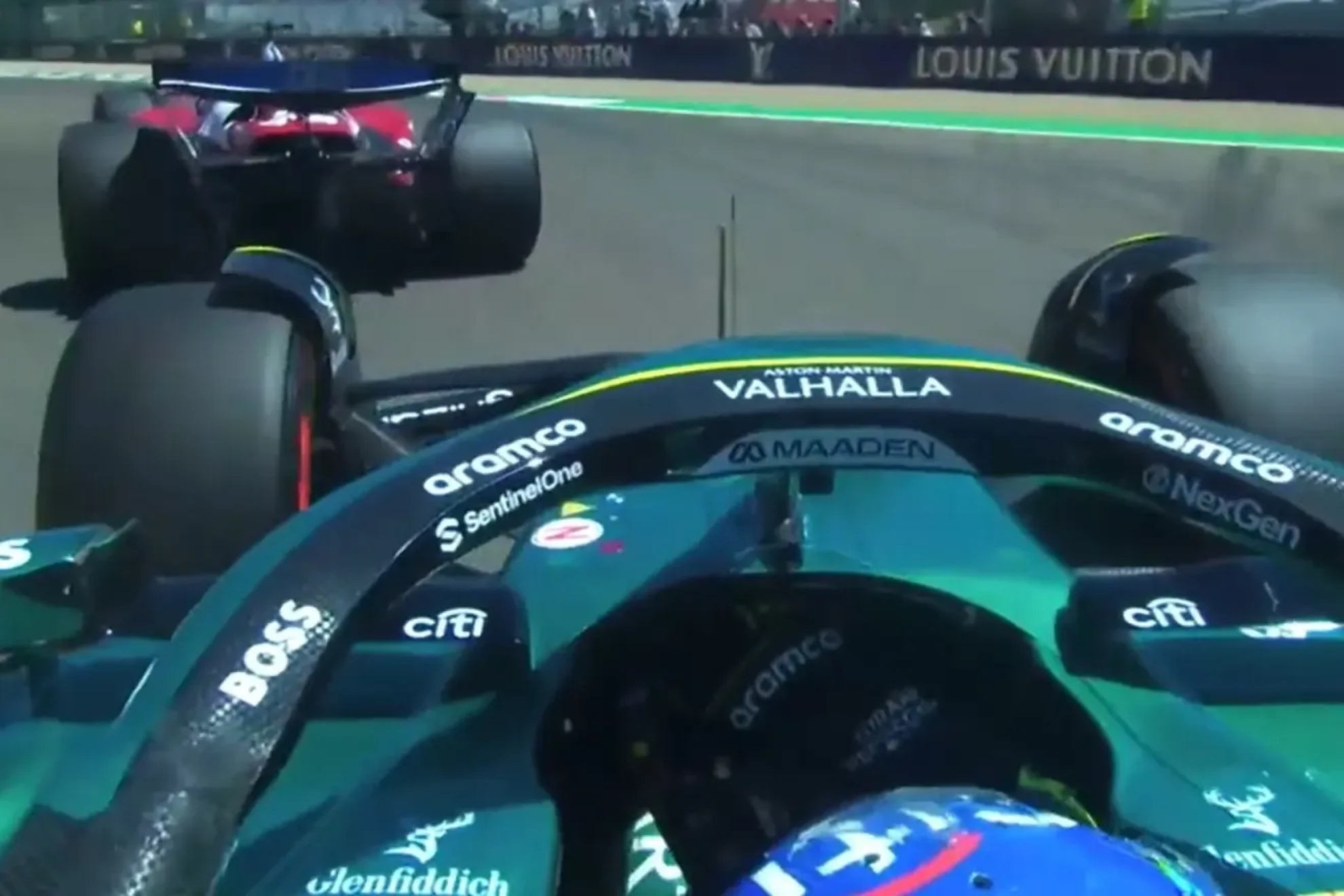 Fernando Alonso, en el momento de evitar a Leclerc