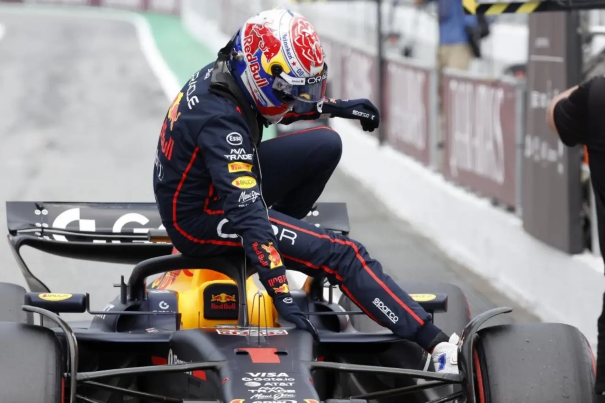 Verstappen, en el momento de salir del coche