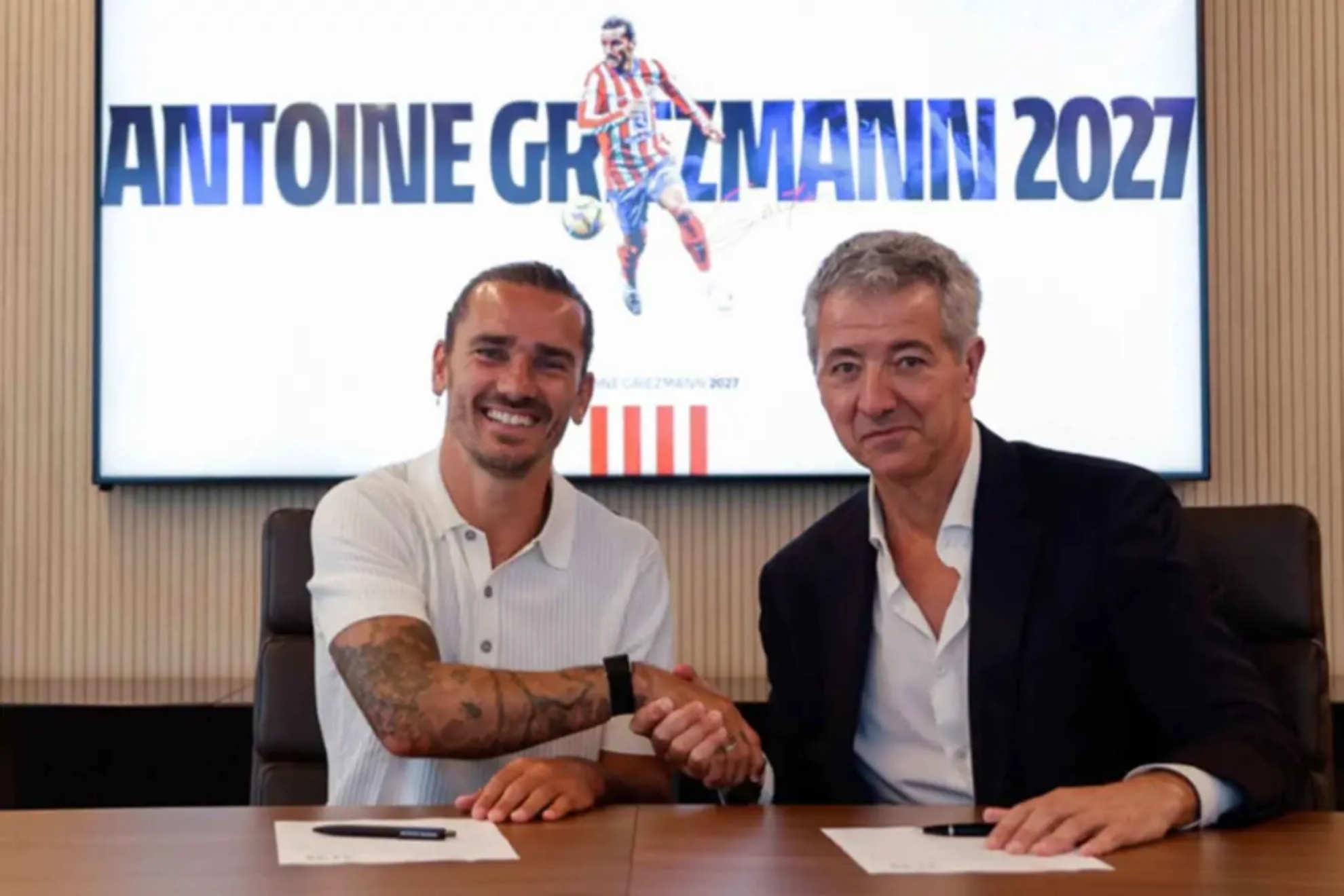 Griezmann y Gil Mar�n en el momento de sellar el acuerdo