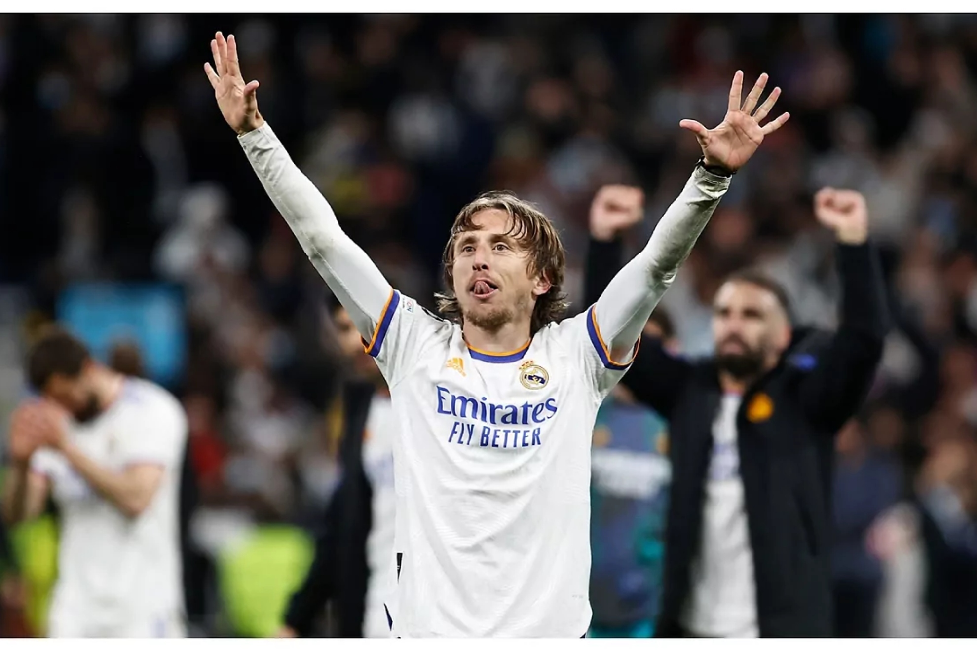 Luka Modric saluda a la afici�n del Real Madrid