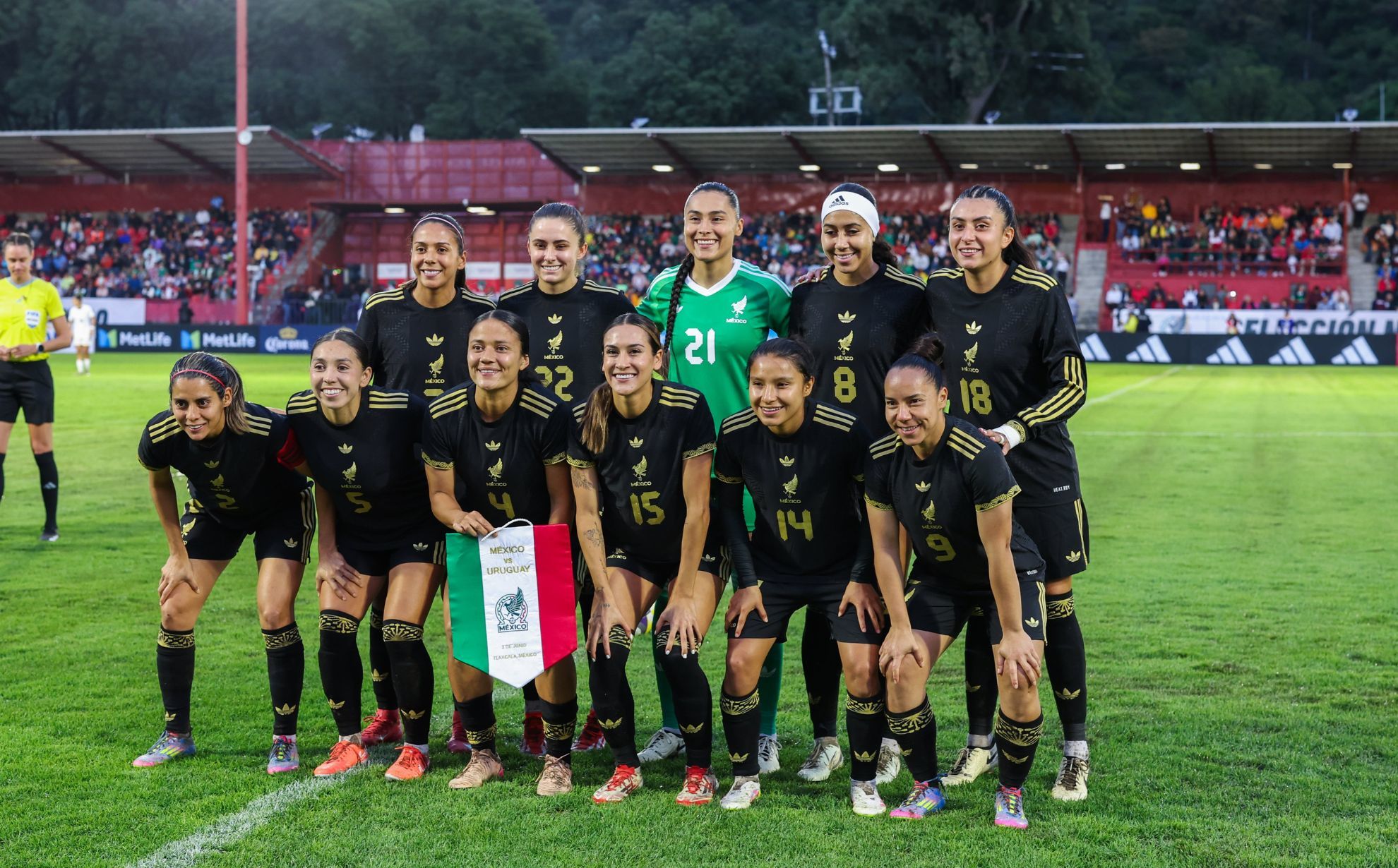 Con 10,754 personas, el Estadio Tlahuicole fue protagonista con un campo empapado todo el partido