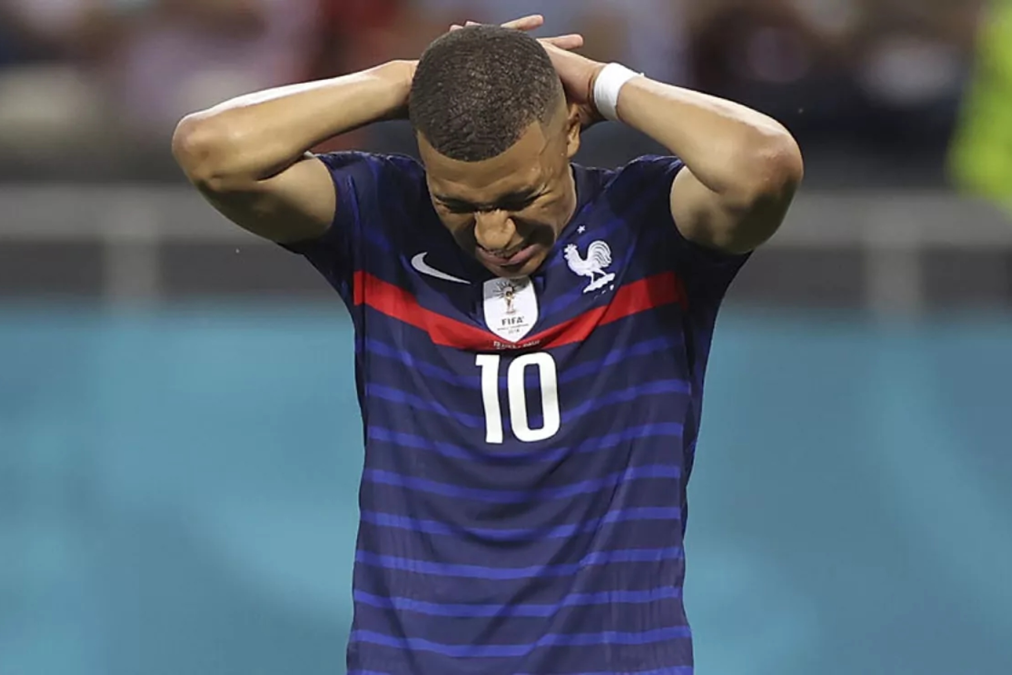 Mbapp� se lamenta en un partido con Francia