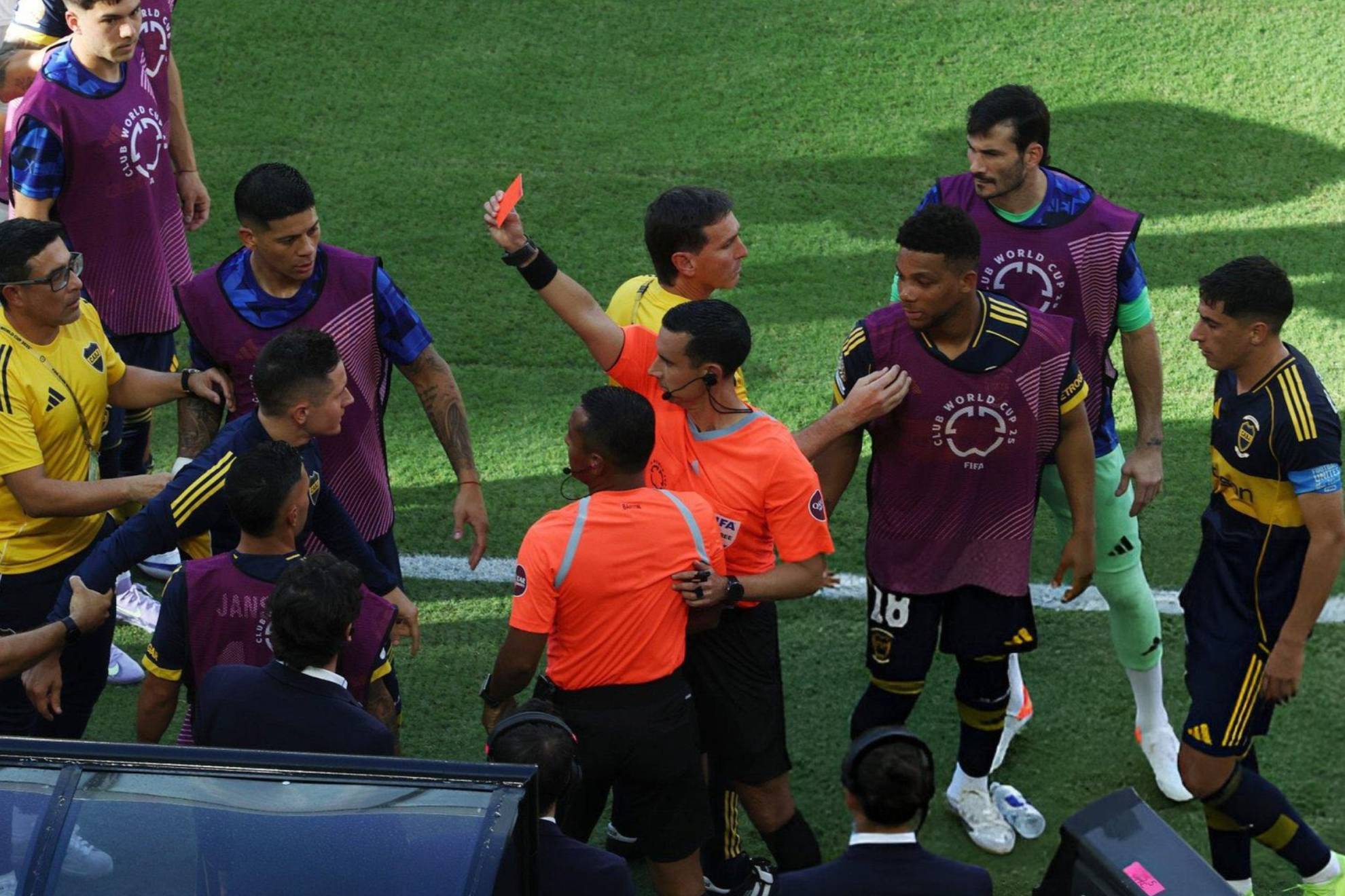 El espa�ol vio la roja cuando estaba en la banca xeneize