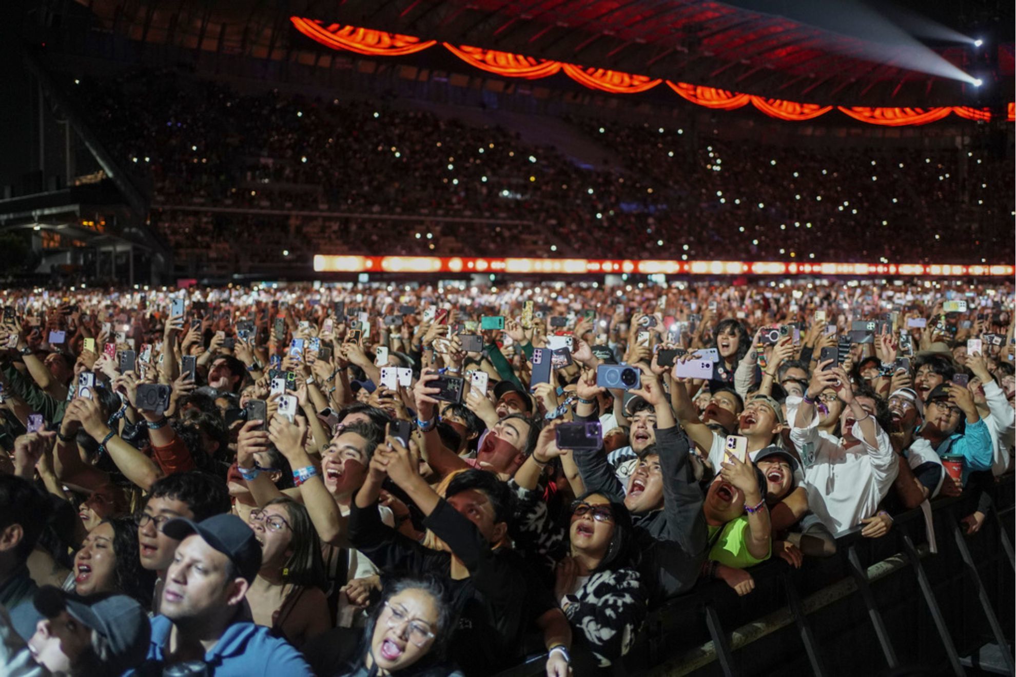 Fan�ticos de la m�sica aplauden durante la actuaci�n de la cantante chilena Mon Laferte durante la 25a edici�n del festival de m�sica Vive Latino en la Ciudad de M�xico, el domingo 16 de marzo de 2025.