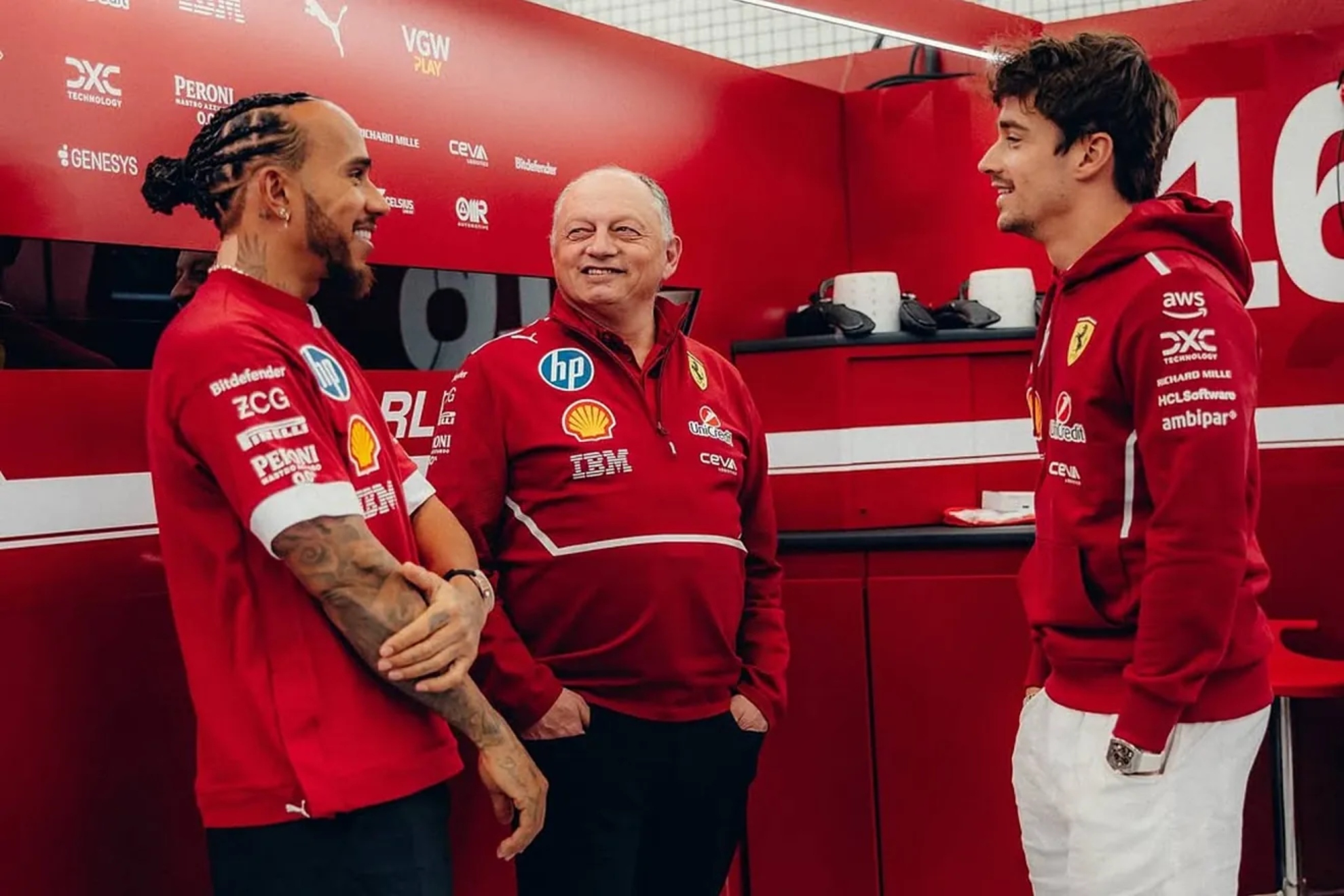 Hamilton, Vasseur y Leclerc charlan animadamente