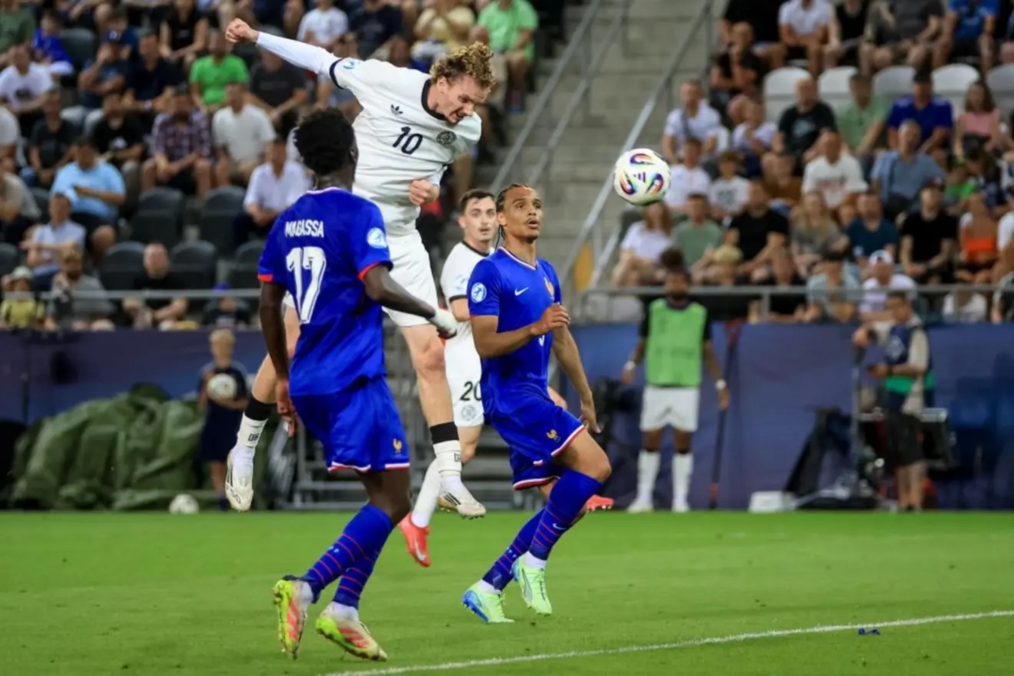 Woltemade remata en un partido con Alemania