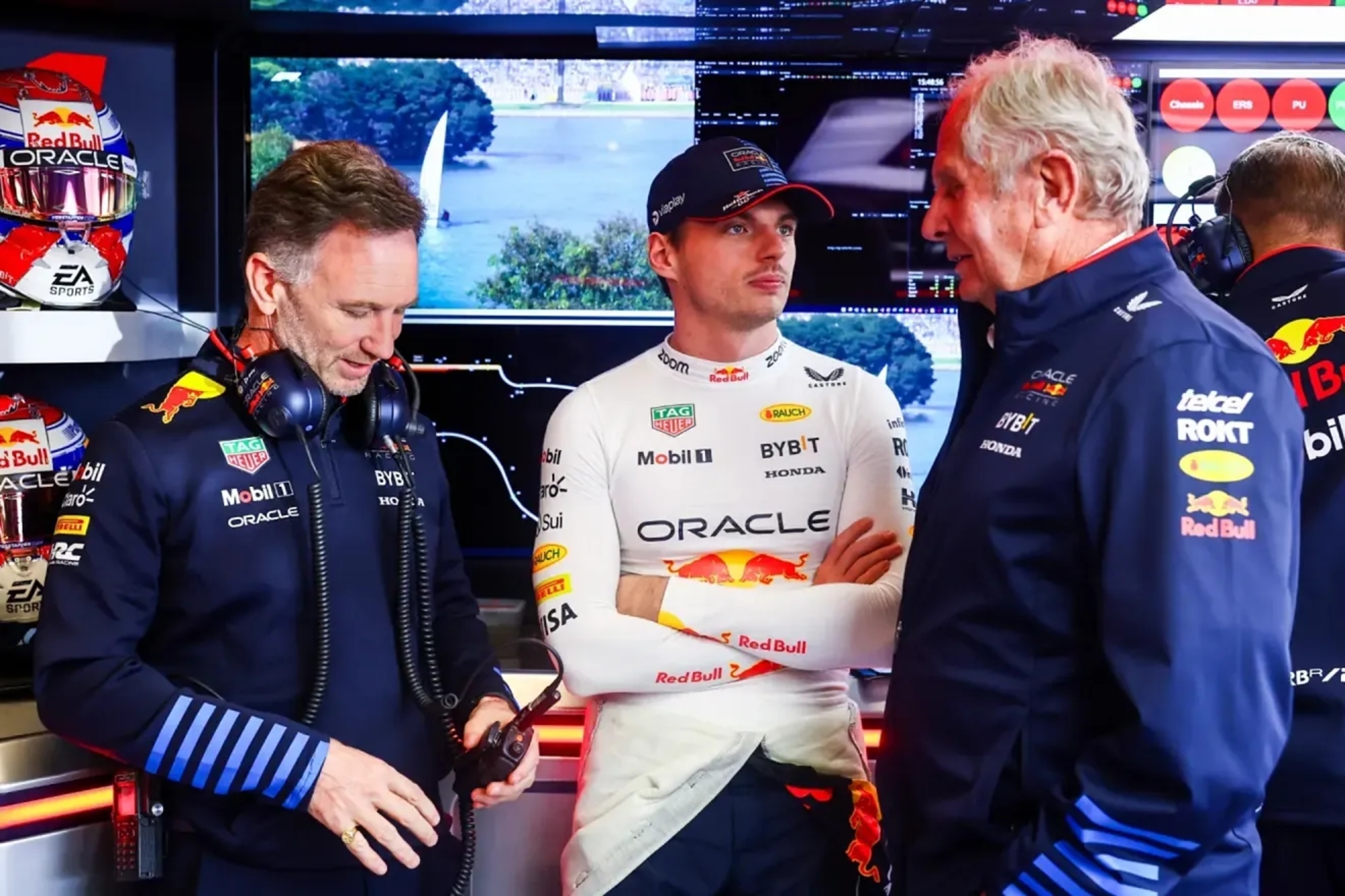 Horner, Verstappen y Helmut Marko, durante un Gran Premio