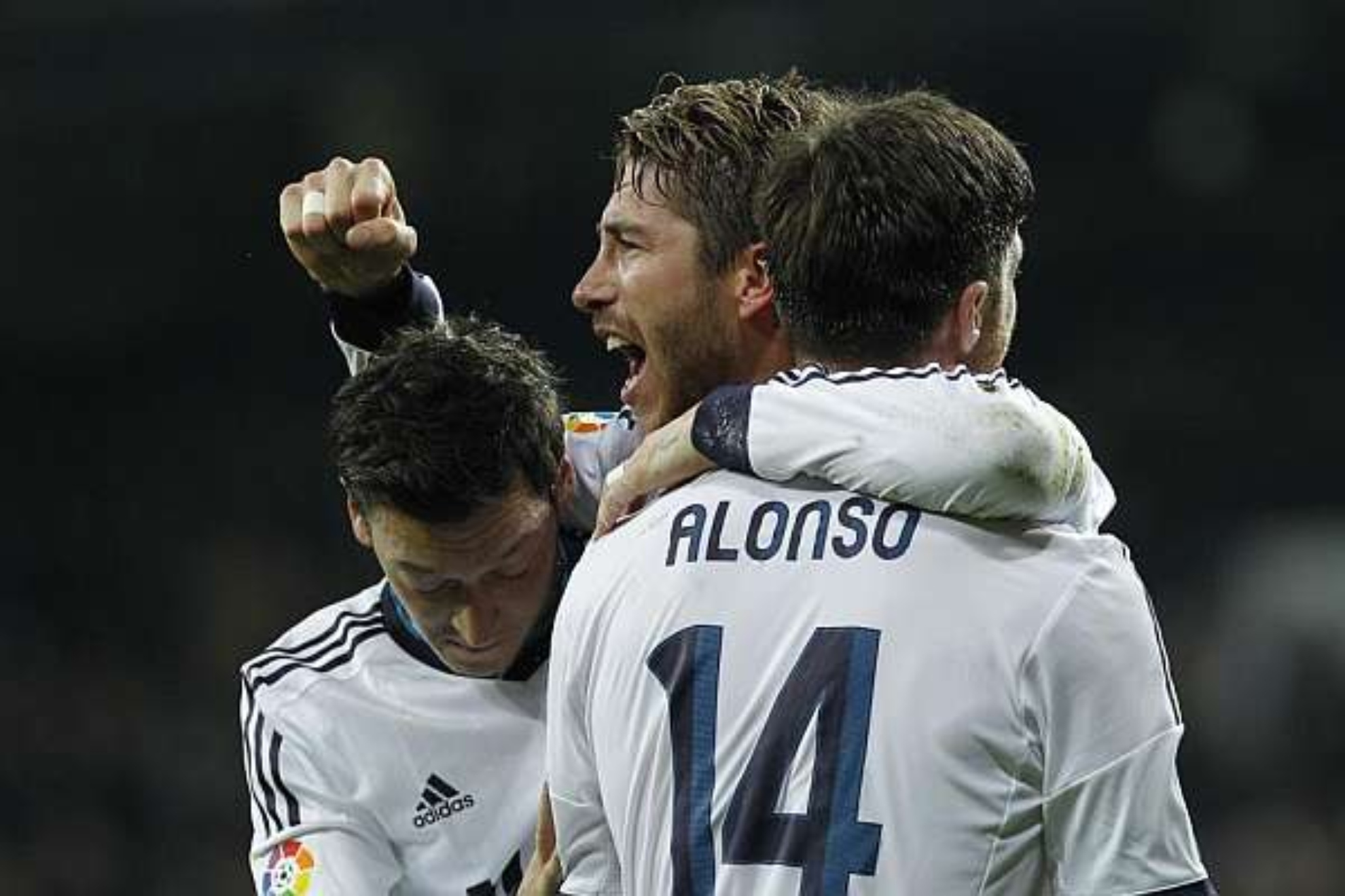 Sergio Ramos se abraza a Xabi Alonso