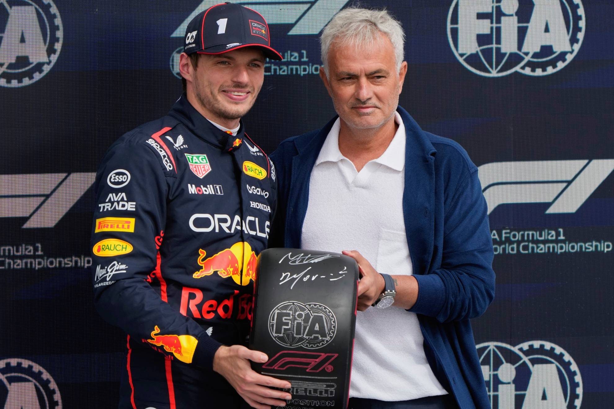 Jos� Mourinho, el encargado de darle la llanta de Pole Position a Verstappen