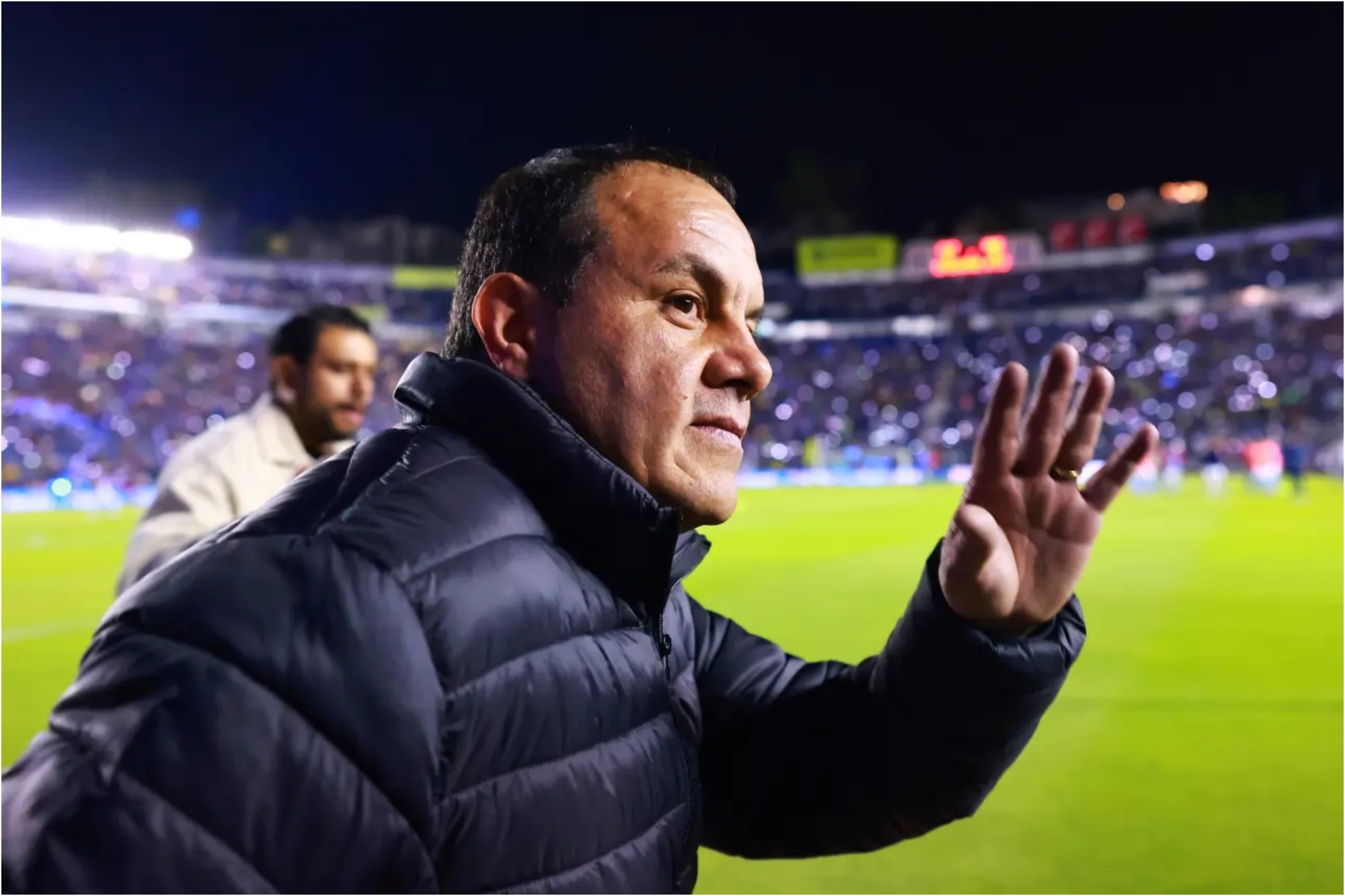 Cuauhtemoc Blanco, durante una visita a un campo de f�tbol.