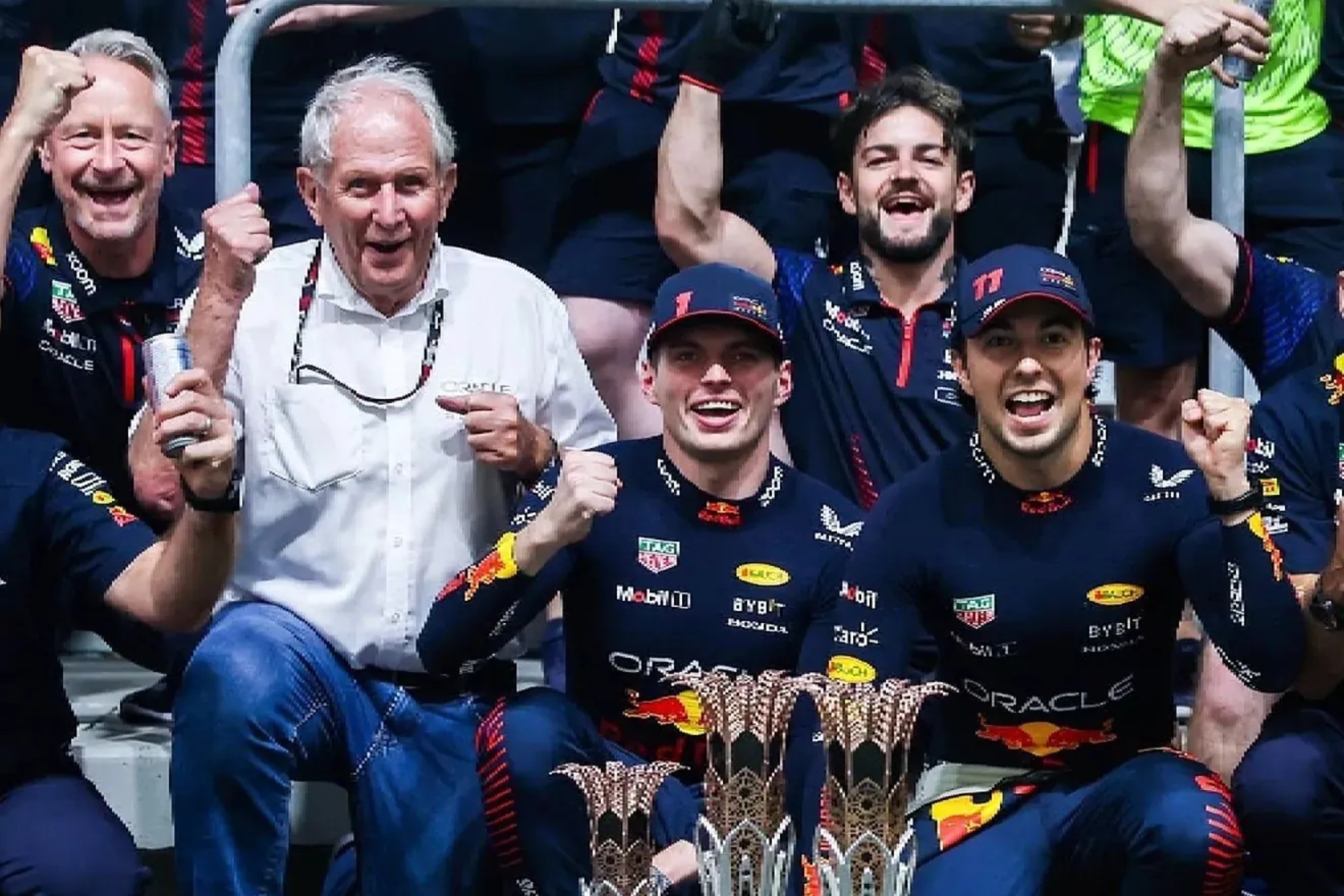 Horner, Helmut Marko, Verstappen y Checo, durante una celebraci�n con Red Bull