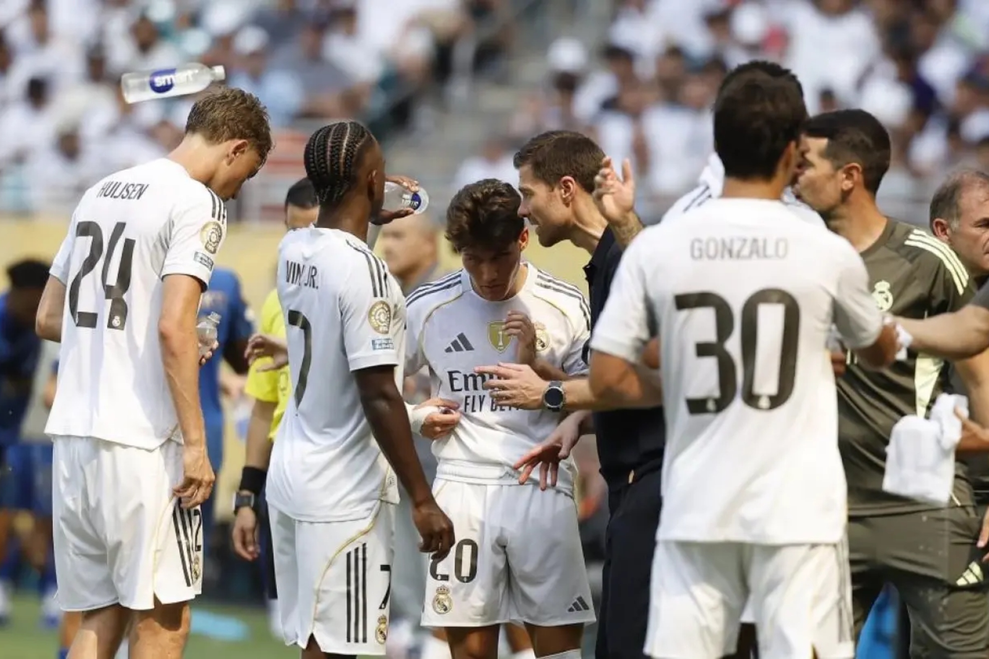 Xabi Alonso da instrucciones en el Mundial de Clubes