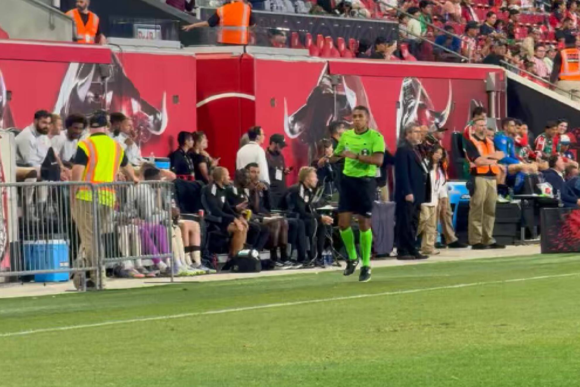 �rbitro se lesiona y sale de cambio en el Chivas vs NY Red Bulls en la Leagues Cup 2025.