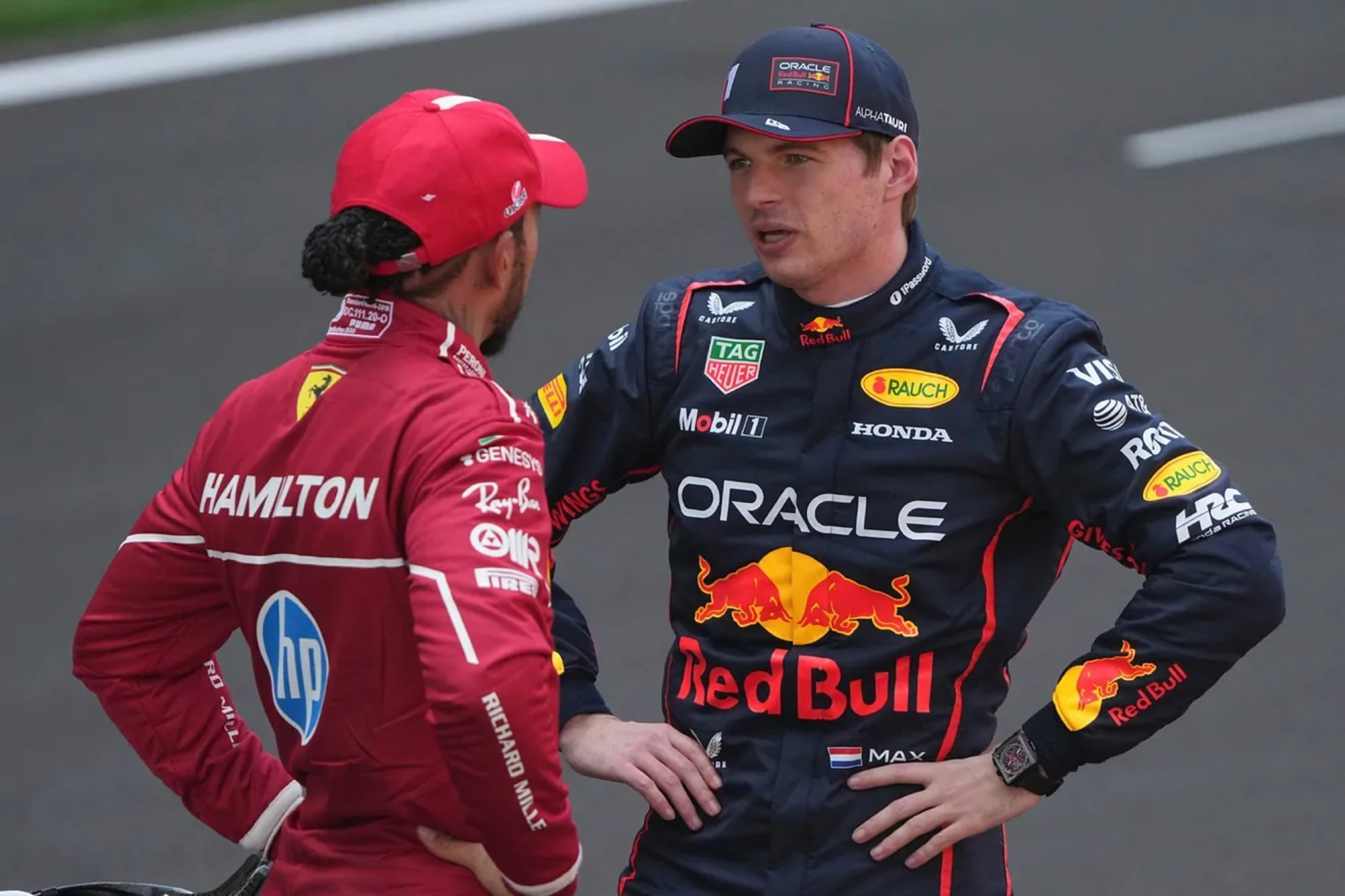 Verstappen charla con Hamilton