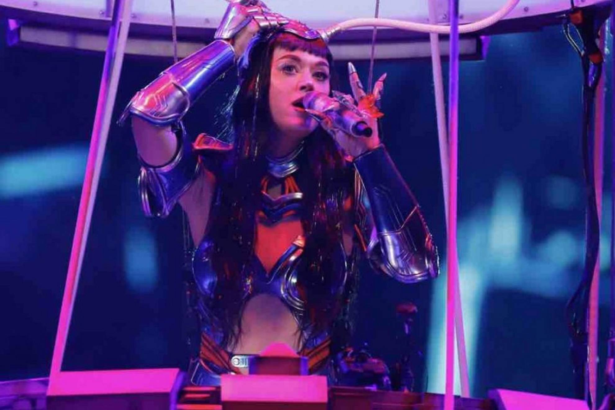 Katy Perry sufre descarga el�ctrica en pleno concierto en su The Lifetimes Tour 2025.
