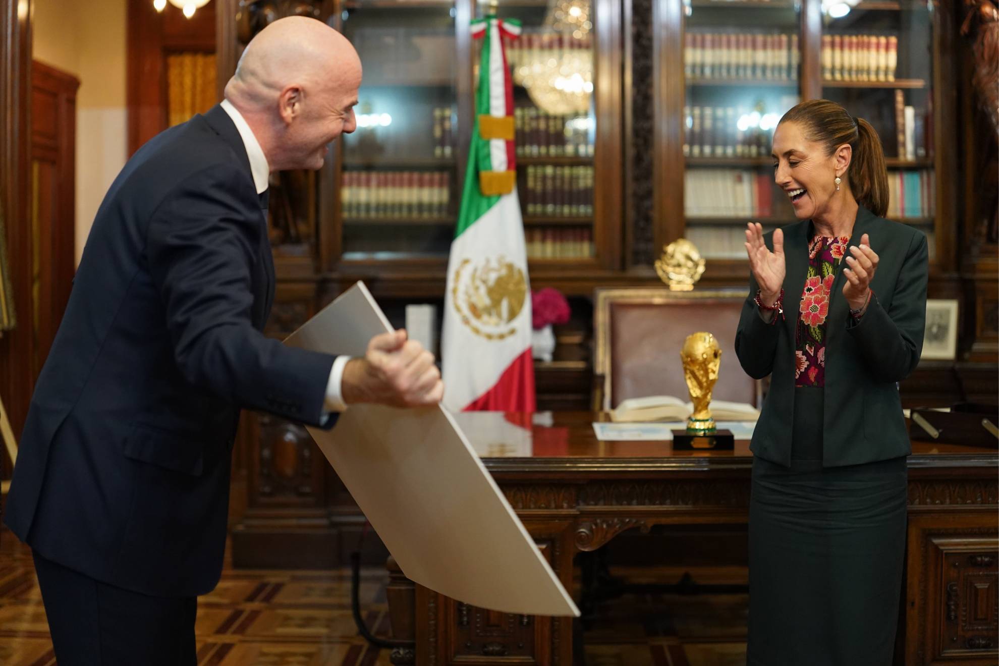 Gianni Infantino confirma la inauguraci�n del Mundial 2026 en el Estadio Azteca durante visita a Claudia Sheinbaum.