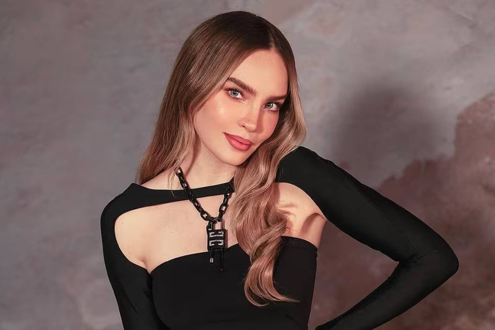 Belinda comparte foto desde el hospital y preocupa a sus fans.