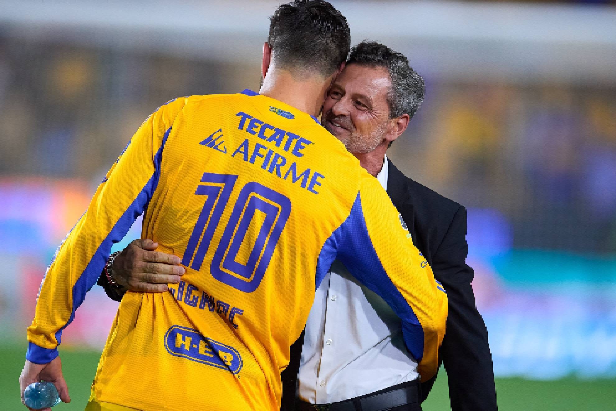 Regresó Diego Cocca al Volcán y el sonido local en el Tigres vs Atlas omitió su nombre.