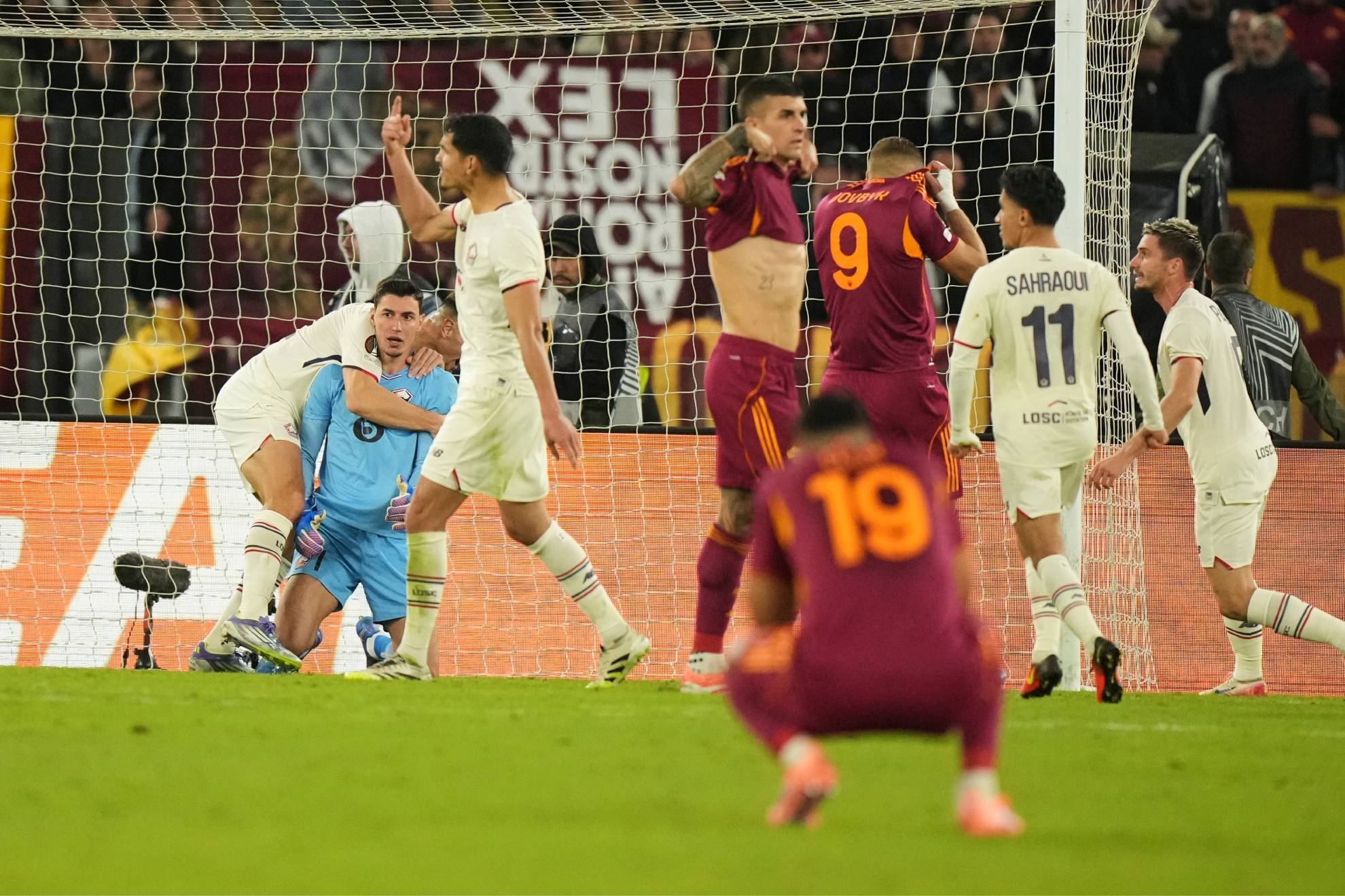 Berke Ozer detuvo los tres penaltis que tuvo La Loba