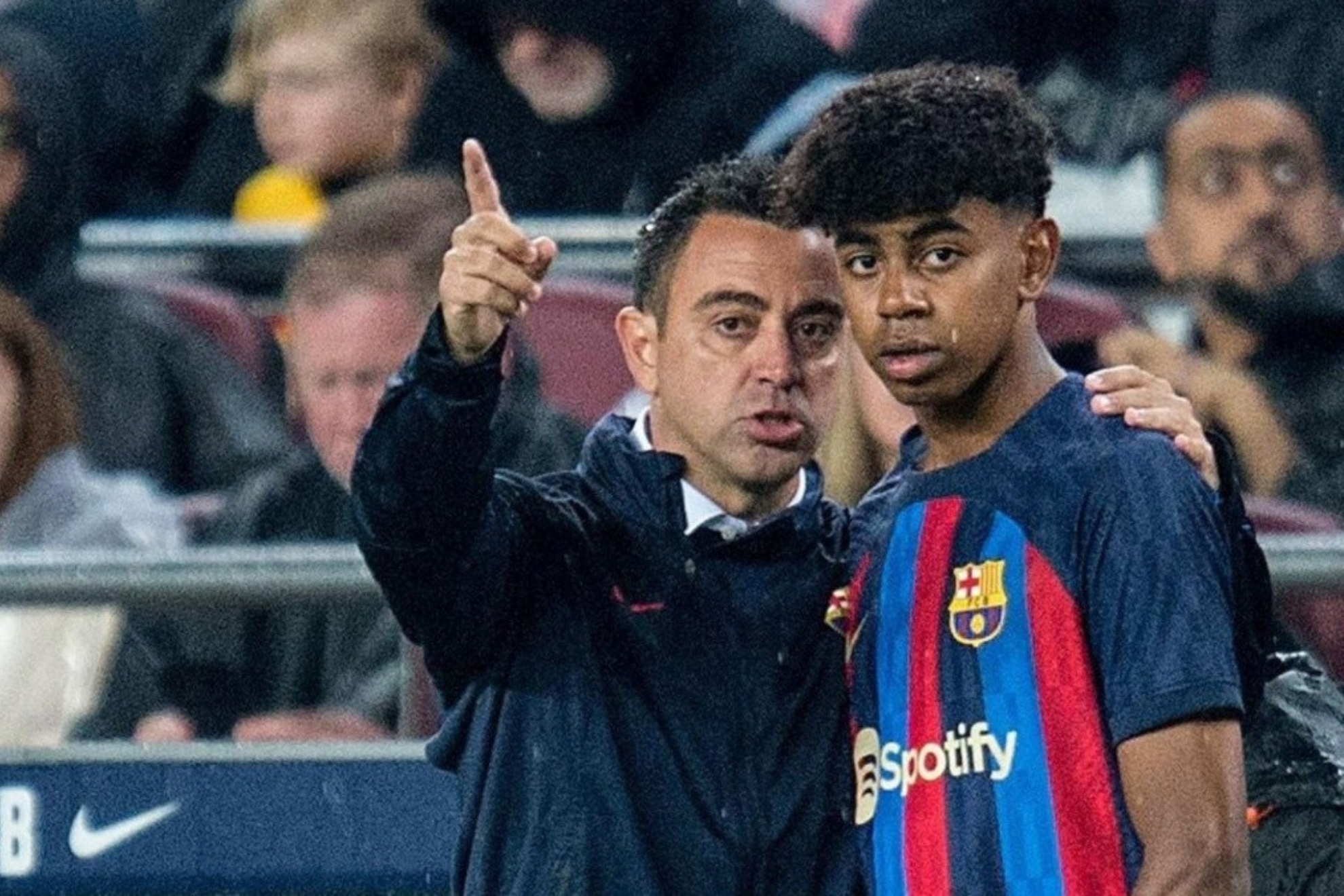 Xavi da instrucciones a Lamine el d�a de su debut