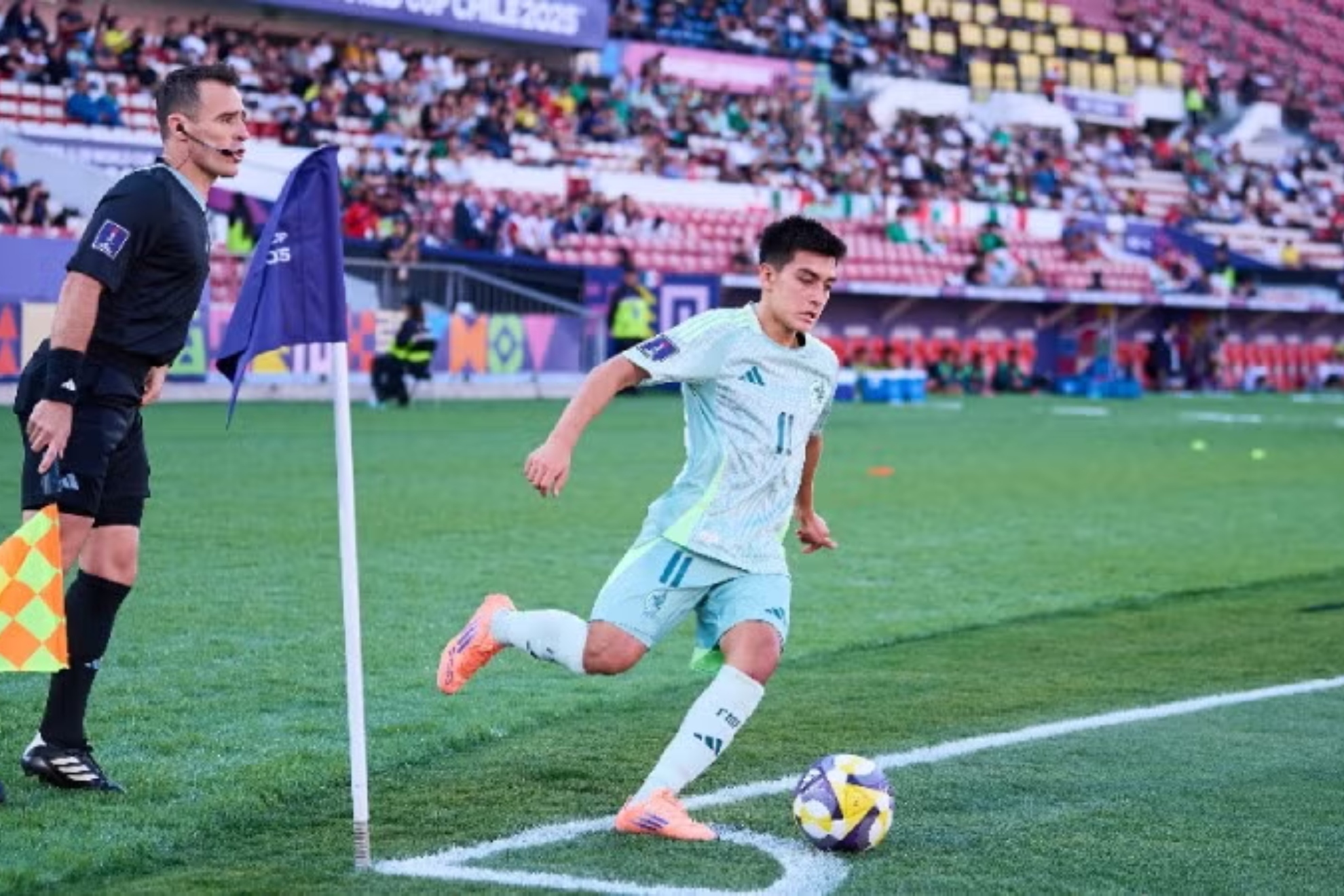 Gilberto Mora saca un c�rner en el Mundial