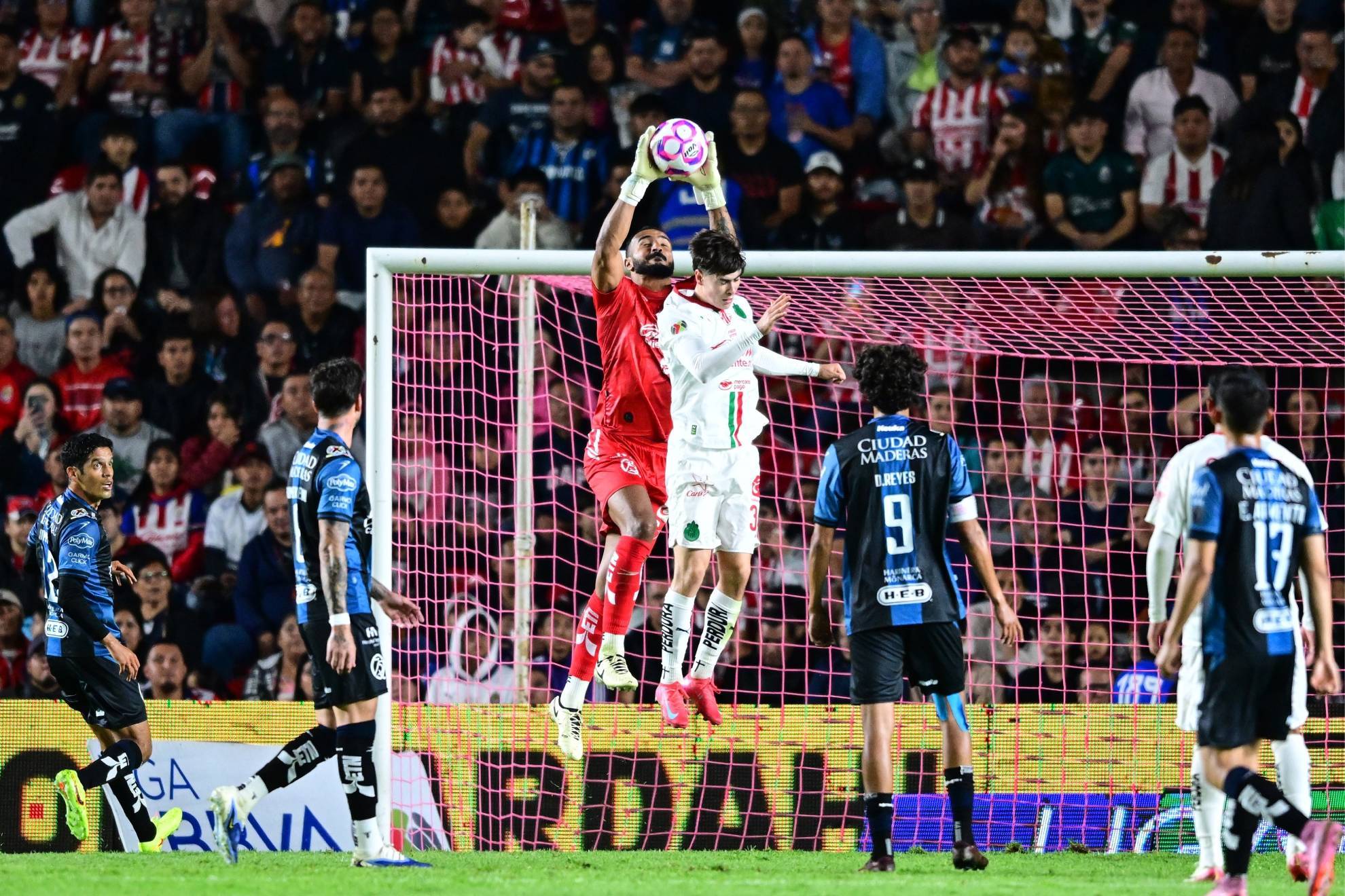 Gabriel Milito aclara la salida de la Hormiga Gonz�lez del Gallos vs Chivas.