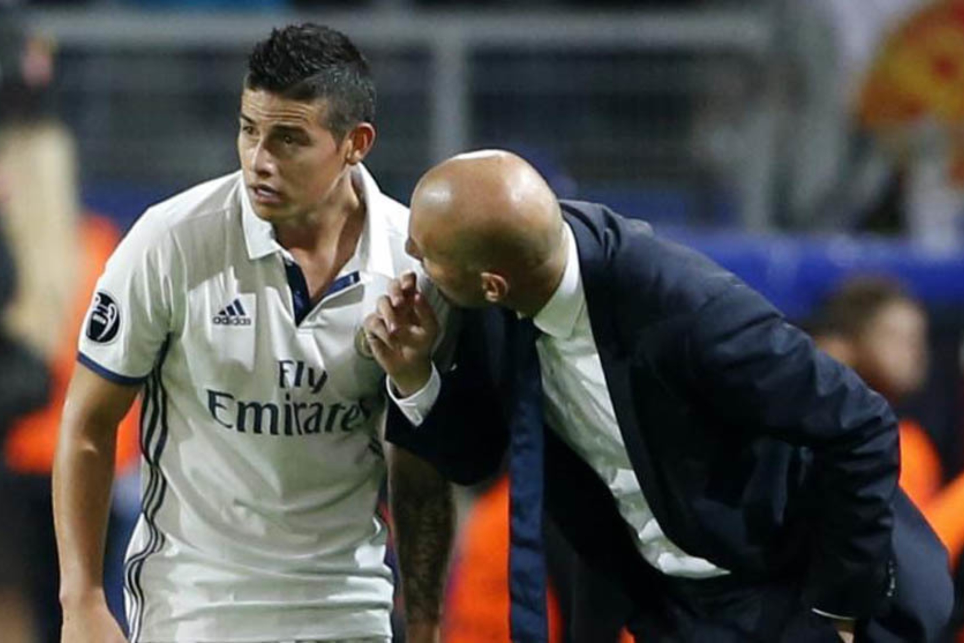 Zidane da instrucciones a James durante un partido con el Real Madrid