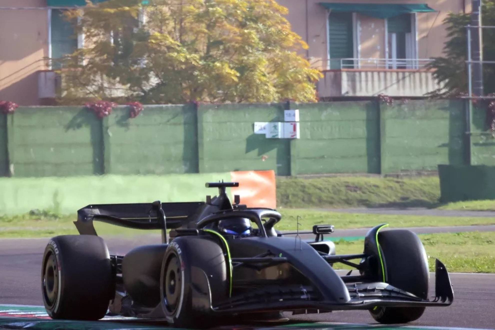 El SF-23 de Ferrari cambi� el tradicional rojo por uno completamente negro y sin distinciones de Cadillac