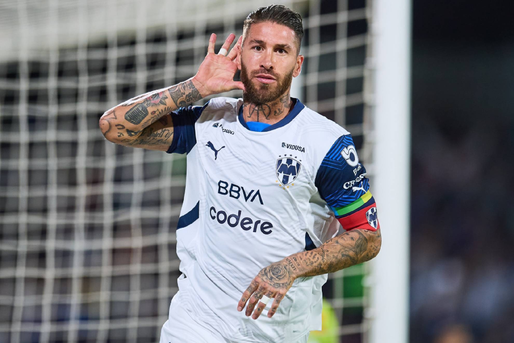 Latin Grammy 2025 unen a Bad Bunny y Sergio Ramos en el escenario.