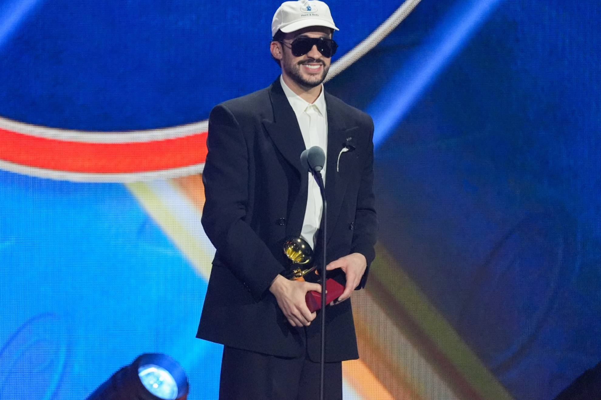 Latin Grammy 2025 unen a Bad Bunny y Sergio Ramos en el escenario.