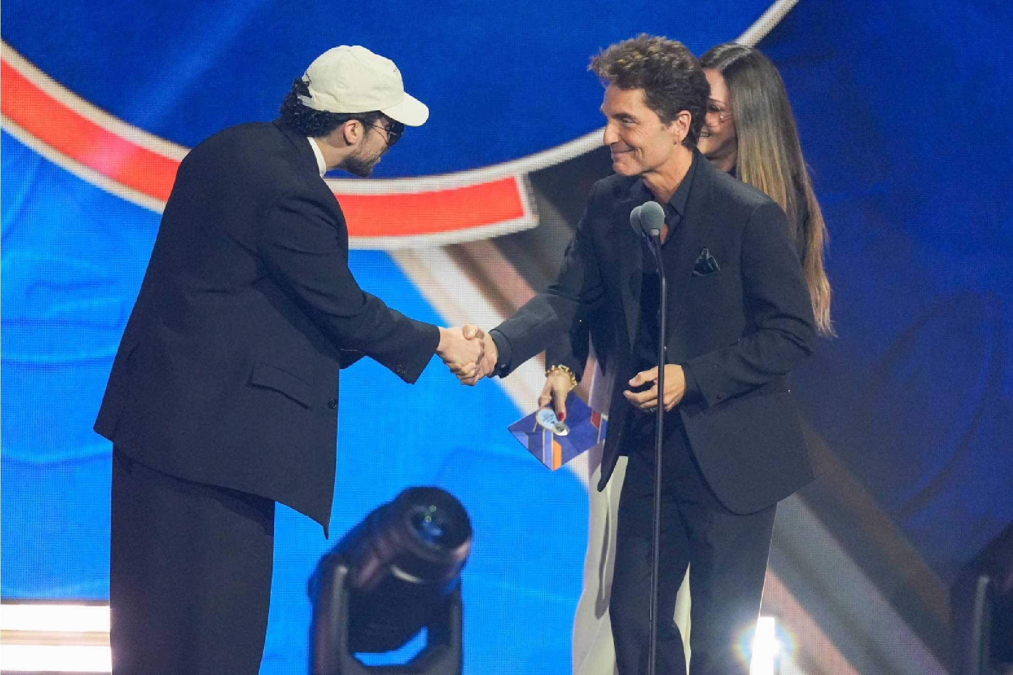 Lista completa de los artistas premiados en los Latin Grammy 2025.