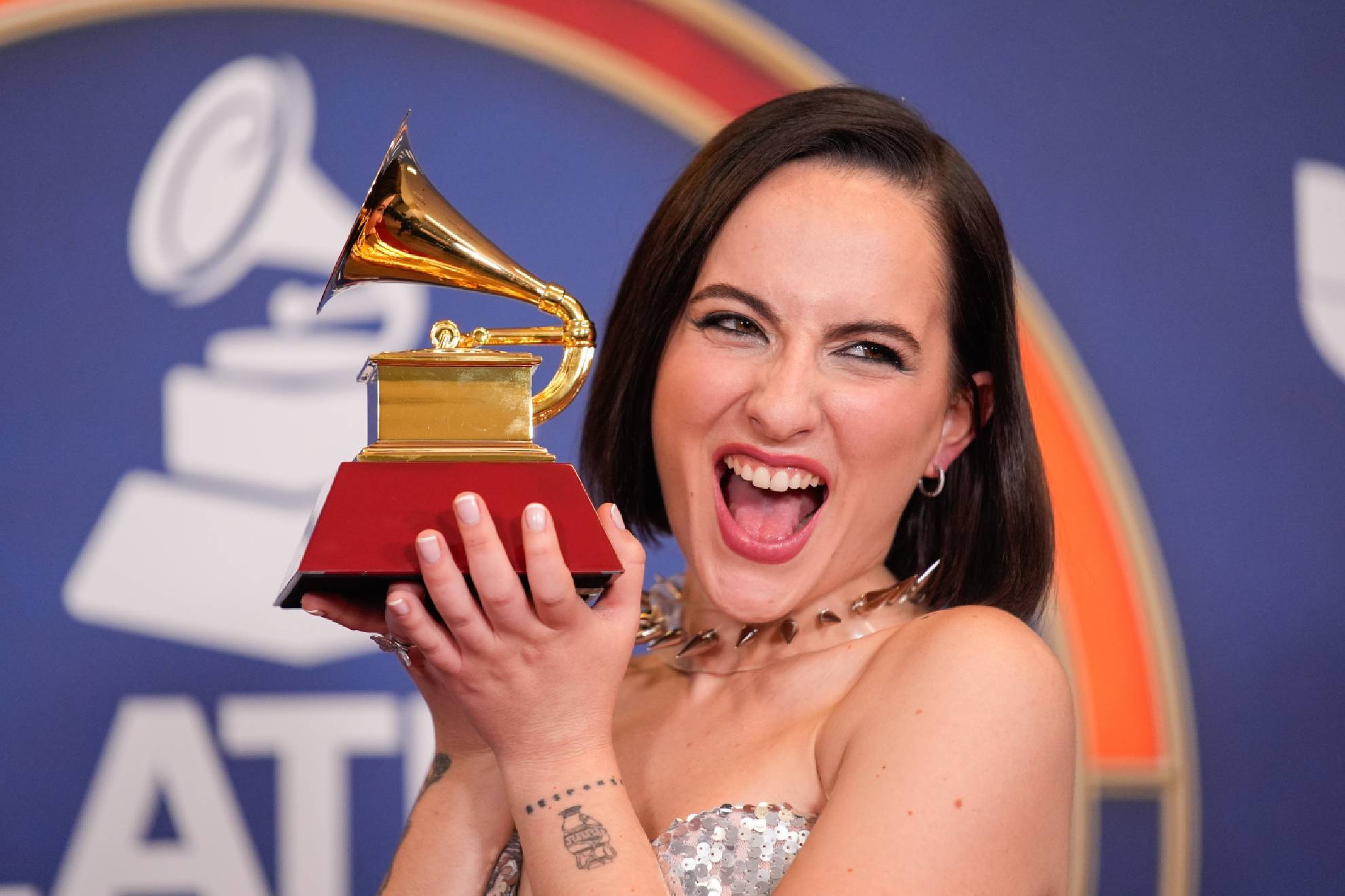 Lista completa de los artistas premiados en los Latin Grammy 2025.