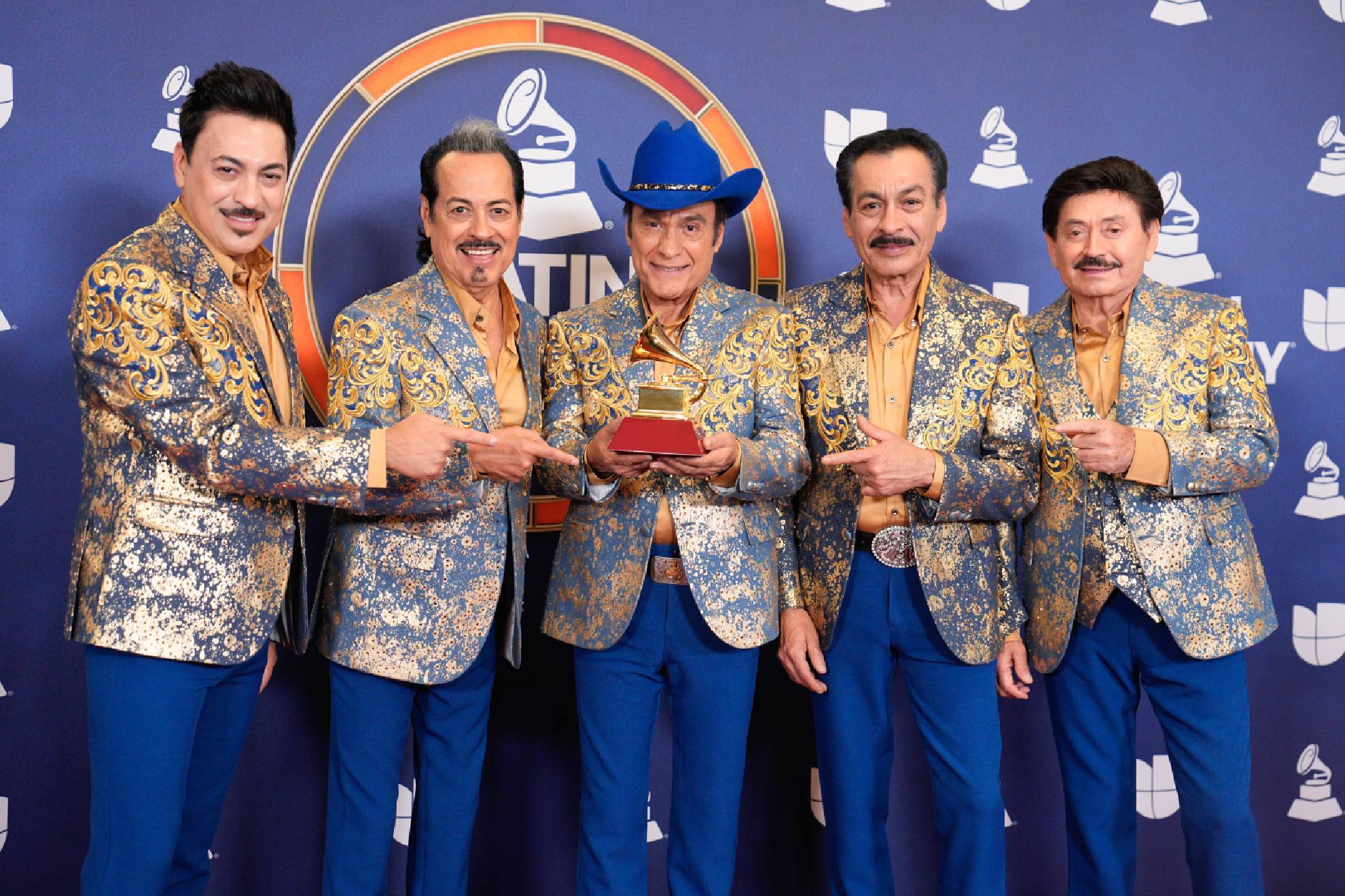 Lista completa de los artistas premiados en los Latin Grammy 2025.