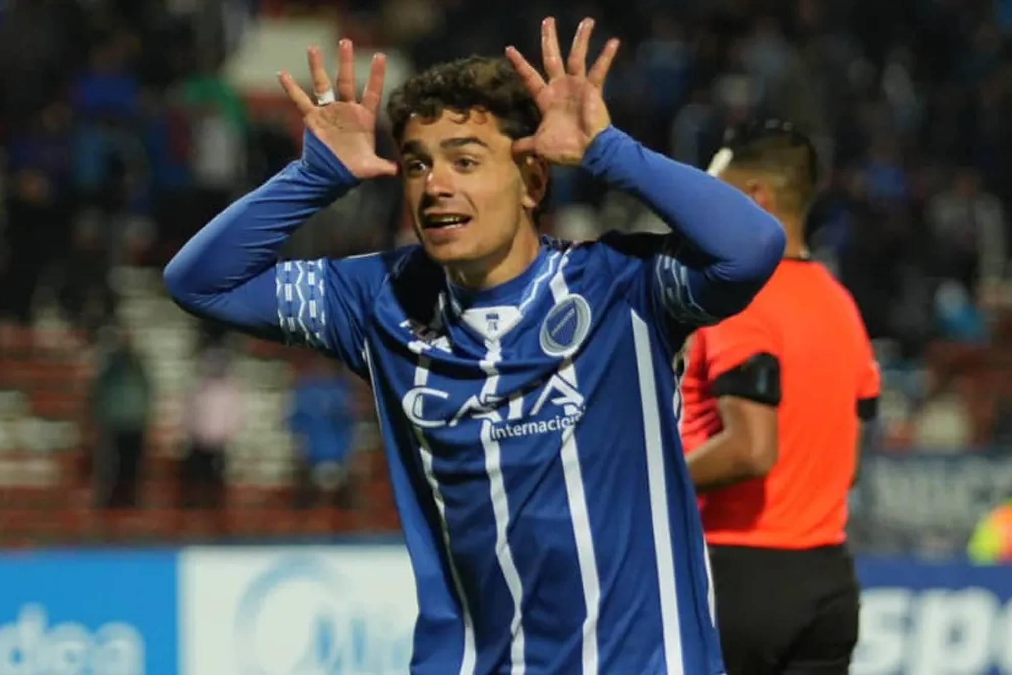 El delantero mexicano Luca Mart�nez Dupuy desciende en Argentina con Godoy Cruz.