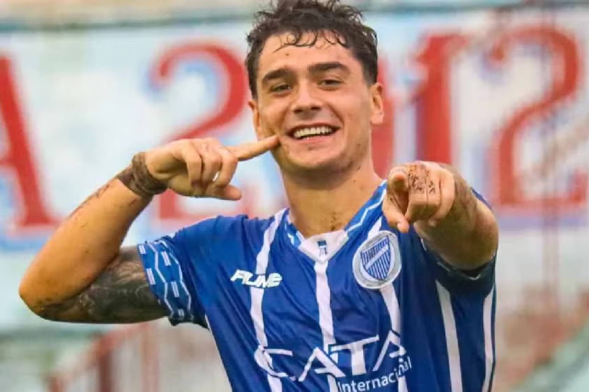 El delantero mexicano Luca Mart�nez Dupuy desciende en Argentina con Godoy Cruz.