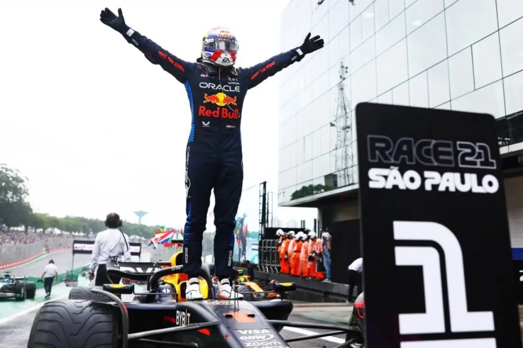 Verstappen celebra su victoria en 2024 en Brasil