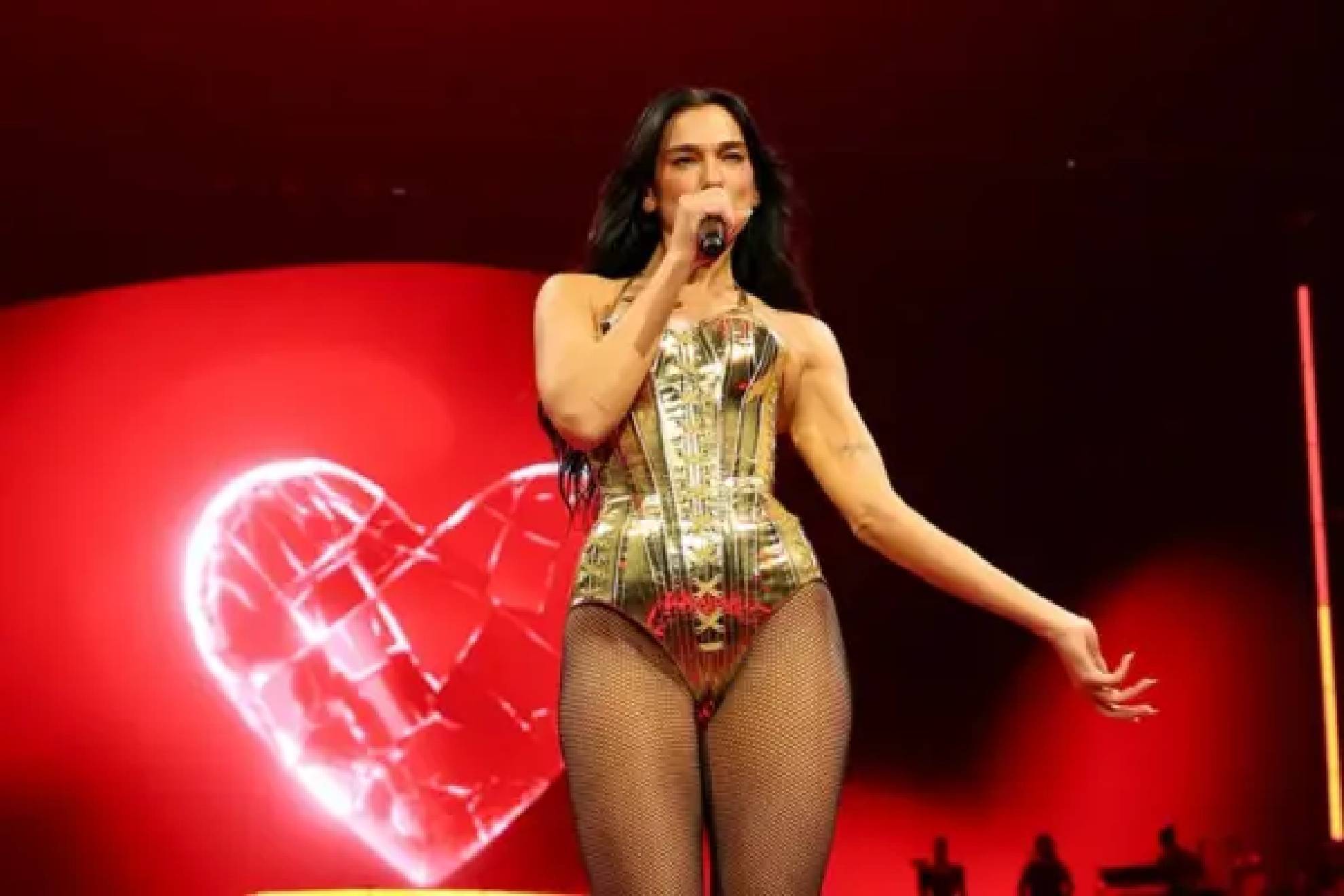 Dua Lipa y Man� cantan juntos en Estadio GNP en segunda fecha en CDMX.